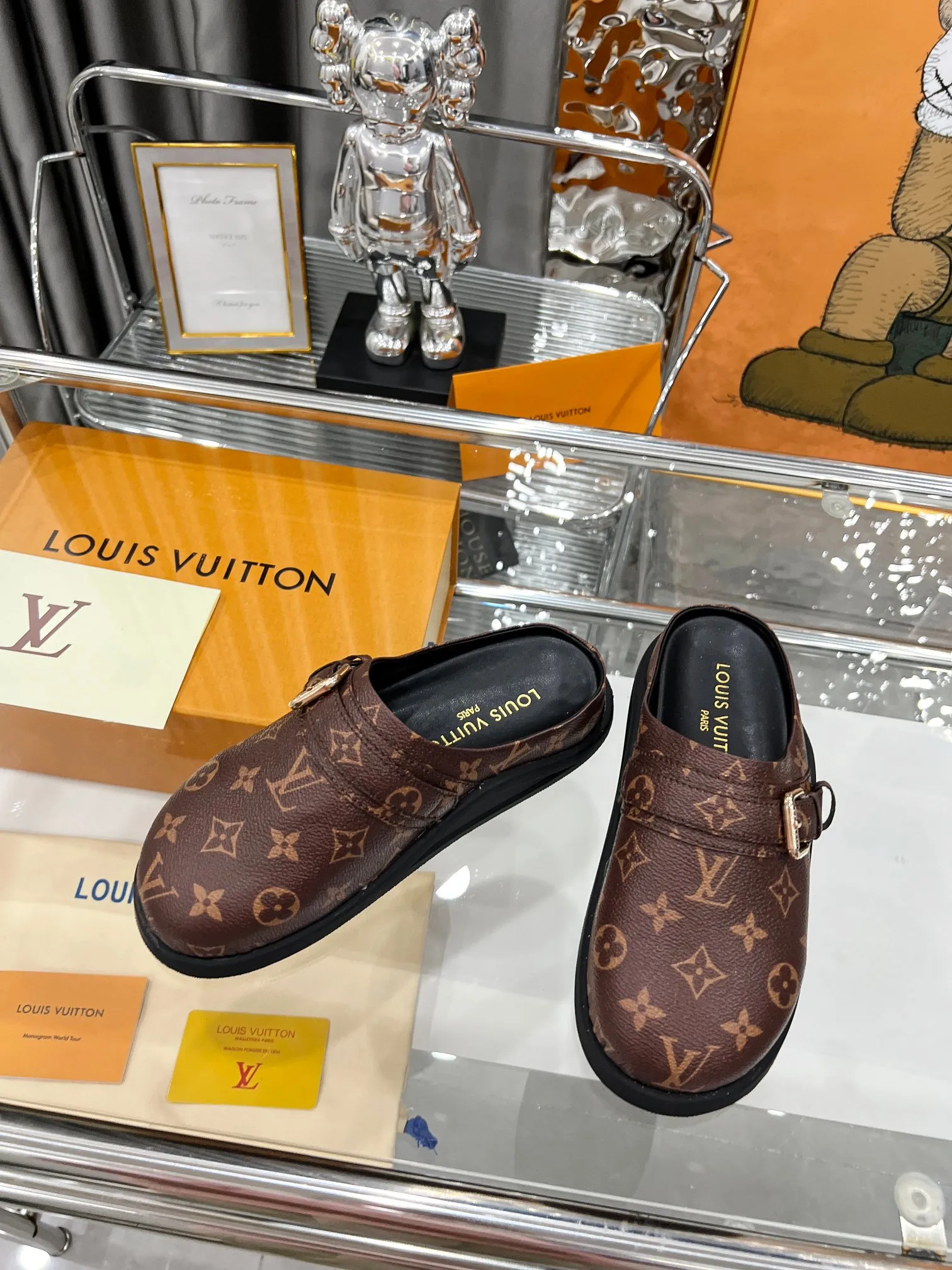 p220工厂现货 Louis Vuitton路易威登,勃肯拖鞋升级款 1:1高级定制,LV Easy 凉拖取材绒面牛皮革,以 Monogram 图案彰显潮流风范。LV 字母点亮可调节饰带,韧性鞋垫和微型外底实现轻盈舒适。 面料 : 定制绒面牛皮压印 Monogram 图案,内里 :羊皮,原版楦鞋, 码数 : 35—41, 带图下单,欢迎传图砸单,