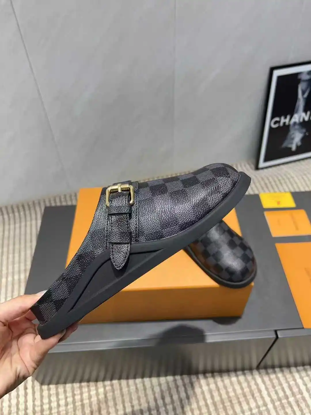 p240 35到41 louis vuitton lv 25ss新款勃肯拖鞋 可可爱爱、脚感简直不要太好 侧面logo扣点睛之笔 简约又高级 露跟设计 即穿即走 懒人福音 上脚效果极佳 闭眼入 原版购入开发 鞋面:进口磨砂皮进+老花超纤 五金扣原版开模 内里垫脚:羊皮 鞋底:原版开模高密度Tpu大底