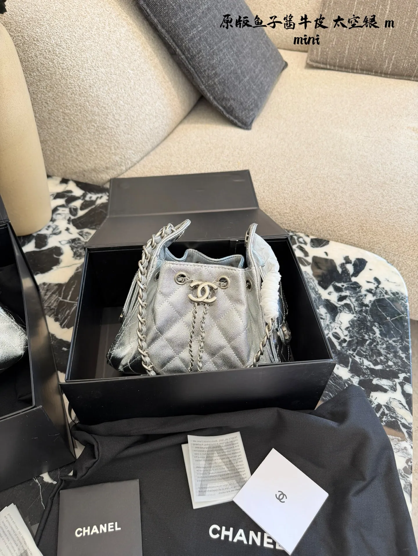 p250p280 牛皮 香奈儿26C银色25bag mini ✨香奈儿26C早春系列25bag mini,银色金属光泽+经典菱格纹,未来感满满!油蜡皮材质细腻耐磨,链条肩带+抽绳设计,手提斜挎都OK,日常出街超百搭👜。尺寸26×22cm,20×17cm 容量适中,秋冬大衣、春夏轻便穿搭都能轻松驾驭。银色在光线下细闪,时髦精必入,Jennie同款超火🔥,断货预警!