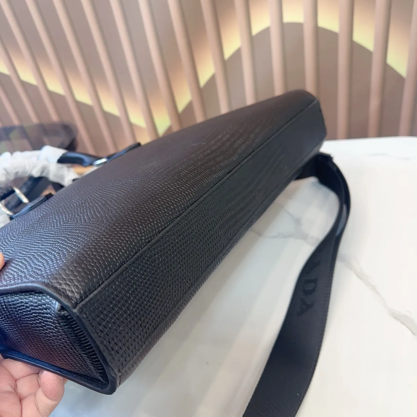 p310纯皮. Prada&middot; 普拉达 公文包 最新男士手提单肩包🧸大容量超级实用 简约风、符合现代年轻人的审美、男士公文包、但是又偏休闲式的设计、实物特别高级 全部带有logo 尺寸：39*8*28cm gy