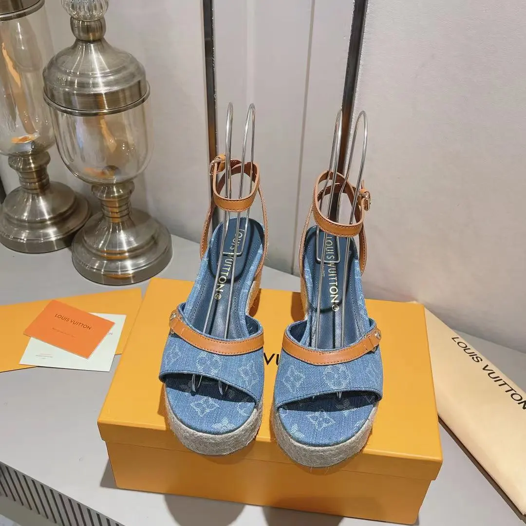 p240 2024🔥🔥🔥 LV坡跟麻绳编辑凉鞋。面料牛皮加牛仔布，内里垫脚羊皮 ，坡跟高约 13 厘米，带 3.5 厘米防水台 🎉🎉🎉码数35/42