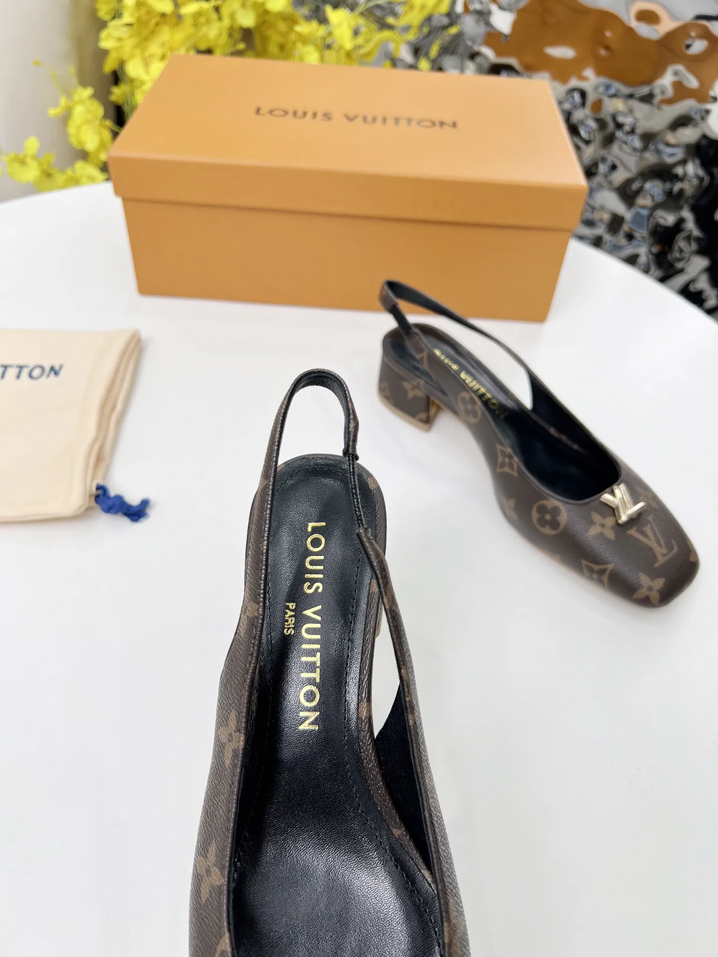 上新啦，2025LOUIS VUITTON 专柜经典款，经典永流传！做工用料都和原版同步， 内里/垫脚；羊皮 跟高：3.5cm 码数 35-41 橡胶底， 颜色：四色可入（黑牛漆皮，白色牛漆皮，黑色牛皮，LV老花皮） 带全套包装P190