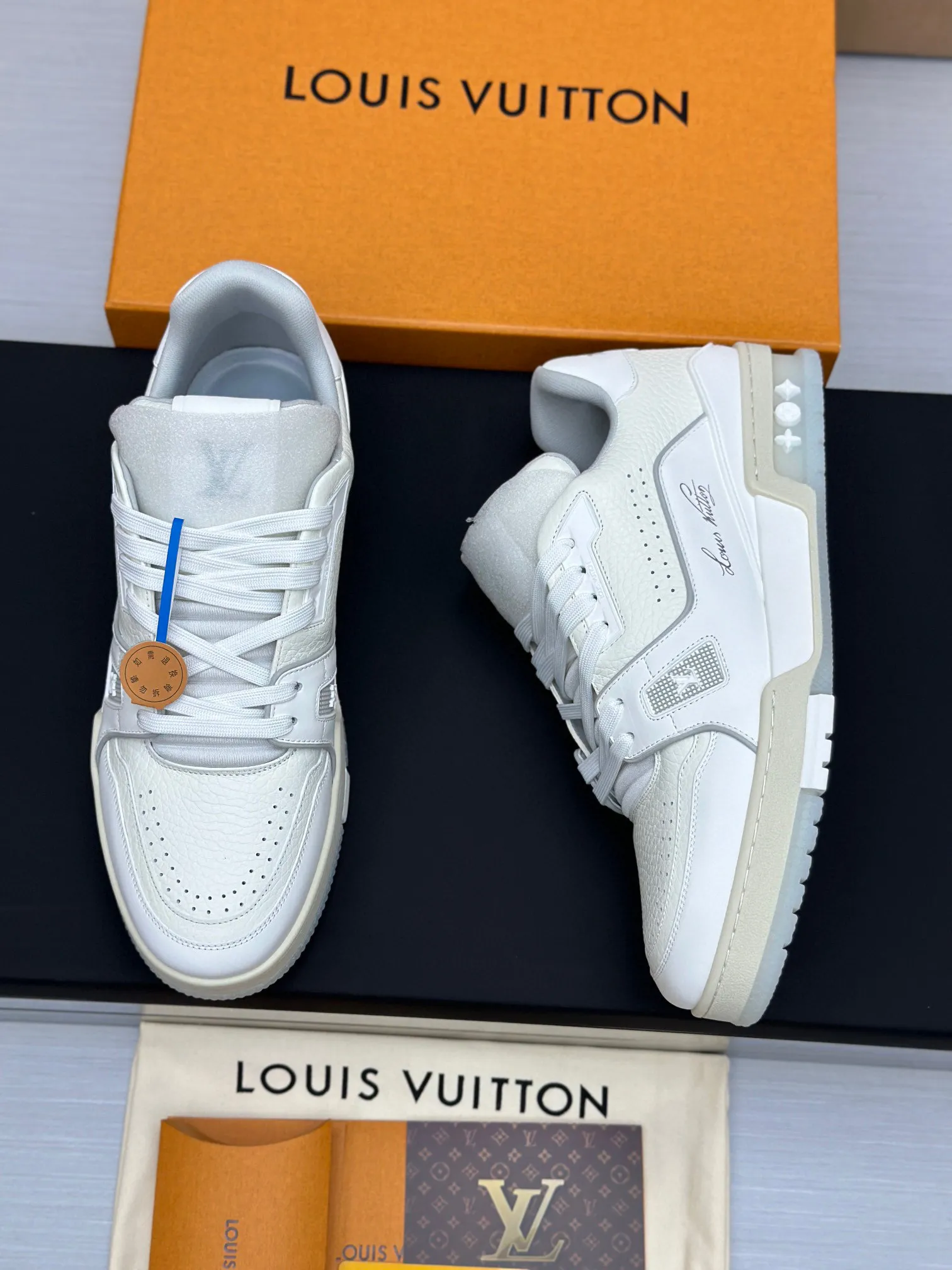 p280 情侣款👫原版开发 品质出货 欢迎对比 ✅LV系列 LV Trainer Maxi将成衣系列的宽松廓形引入VirgilAbloh笔下的LVTrainer设计，春夏秀场瞩目亮相。牛皮革鞋面结合粗犷织物鞋带，以缤纷串珠点明品牌经典。LV字母标注鞋舌，Monogram花卉栖身外底。 混合材质 采用头层牛皮制成，进口定制专用印花牛仔布包裹，粗鞋带系带设计，侧面带 Monogram 大印花， 鞋舌及后跟&rdquo;lv 54&ldquo;徽章点缀，橡胶外底饰有 Monogram 花卉， 网布内里棉垫脚，舒适性一如既往的达到极致，精品传承，品质至上，值得拥有！ 码数：女款35-39（定制40 41） 男款39-44（39.45定做不退换） ♡全套包装搭配原版礼盒