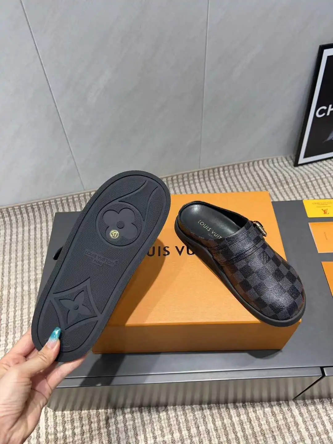 p240 35到41 louis vuitton lv 25ss新款勃肯拖鞋 可可爱爱、脚感简直不要太好 侧面logo扣点睛之笔 简约又高级 露跟设计 即穿即走 懒人福音 上脚效果极佳 闭眼入 原版购入开发 鞋面：进口磨砂皮进+老花超纤 五金扣原版开模 内里垫脚：羊皮 鞋底：原版开模高密度Tpu大底