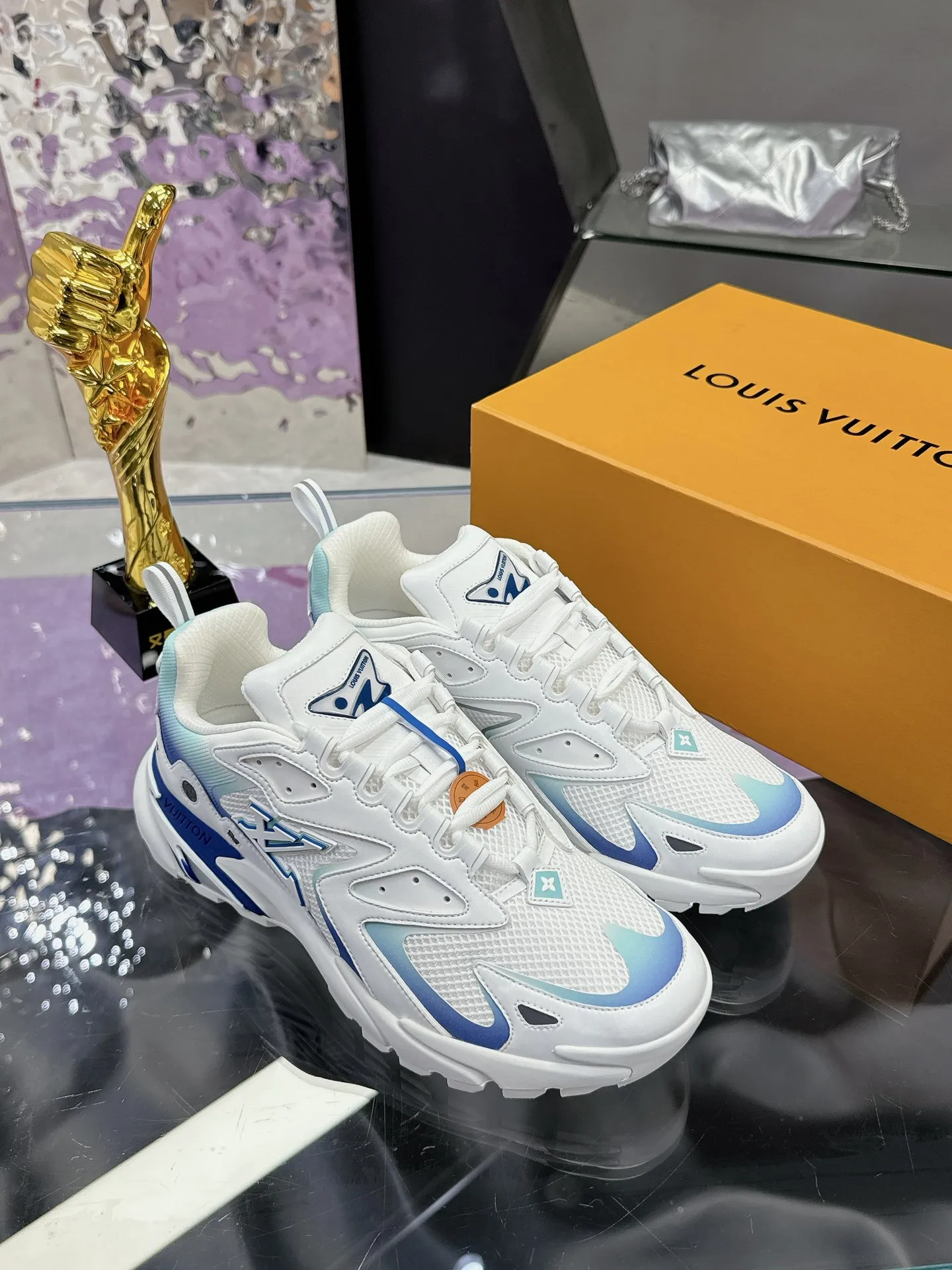 工厂价:380 (飞机盒➕10) Lv系列又加新颜色了 重磅回归 2025官方新颜色 渐变色系列颜色 增加中💓 春夏男装秀场推出 L* Runner Tatic 运动鞋:网格织物混合牛皮革,诠释跑鞋的设计精髓;反光 Monogram 花卉点缀侧面,舒适加衬鞋领、柔软科技内衬和轻盈橡胶外底完善整体。 Lv运动鞋 系列 专柜热卖中 Size 38-45 (46定制)