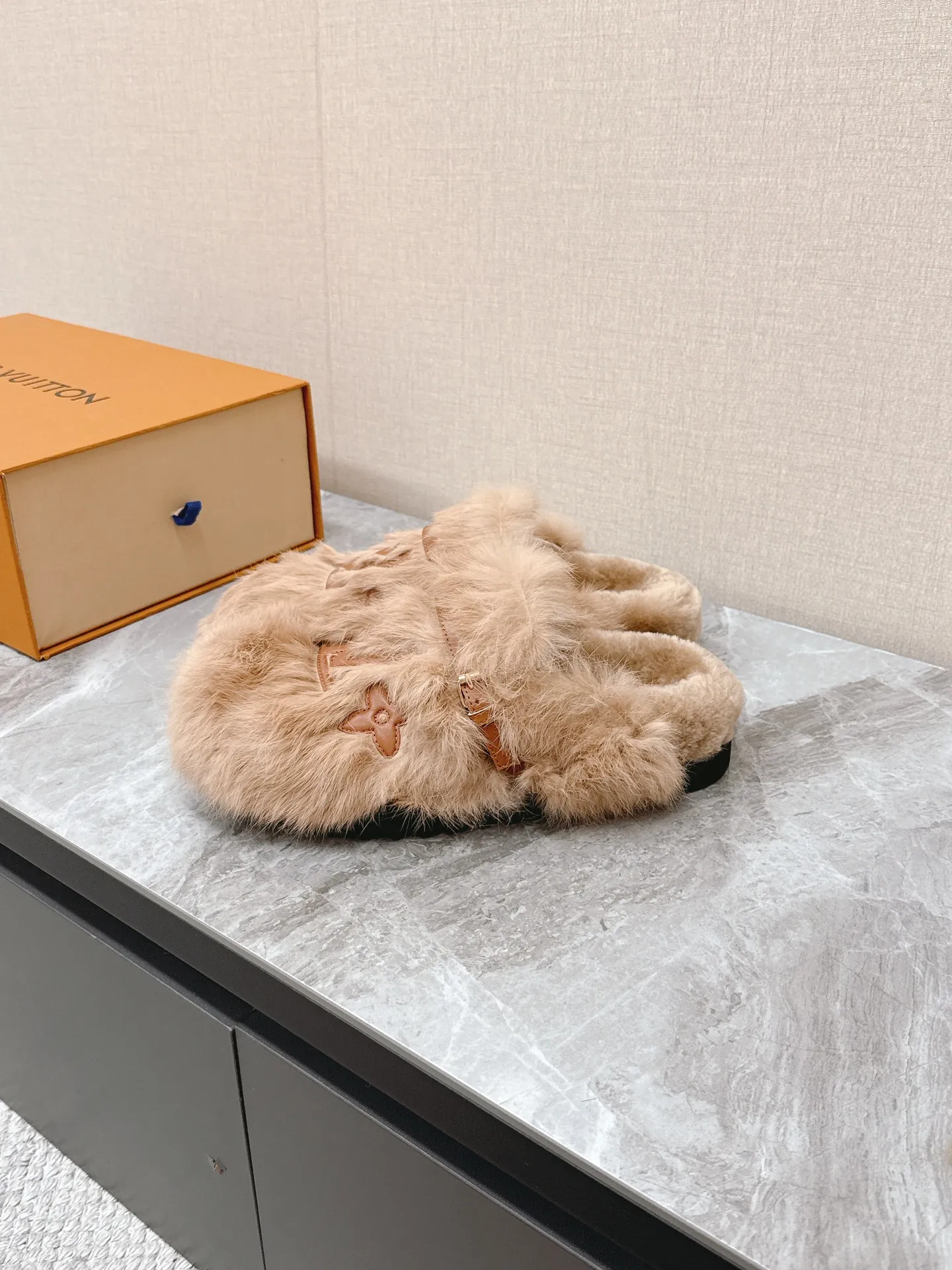 💰290 路易威登lv秋冬最新款毛毛拖鞋~ 这双毛拖也是好好看!皮质的就是非常高级呀!!!搭配秋冬的牛仔短裤 简直就是完美呀!穿上立马拥有理想的身高有没有! 大爱款,有时尚元素,鞋面外表 贵气感十足 穿上它总能展现女性时尚韵味 时尚却不过分张扬,鞋面水貂毛 满满的高级感 鞋面:进口羊卷毛 大底:原版开模防滑大底 码数:35-40