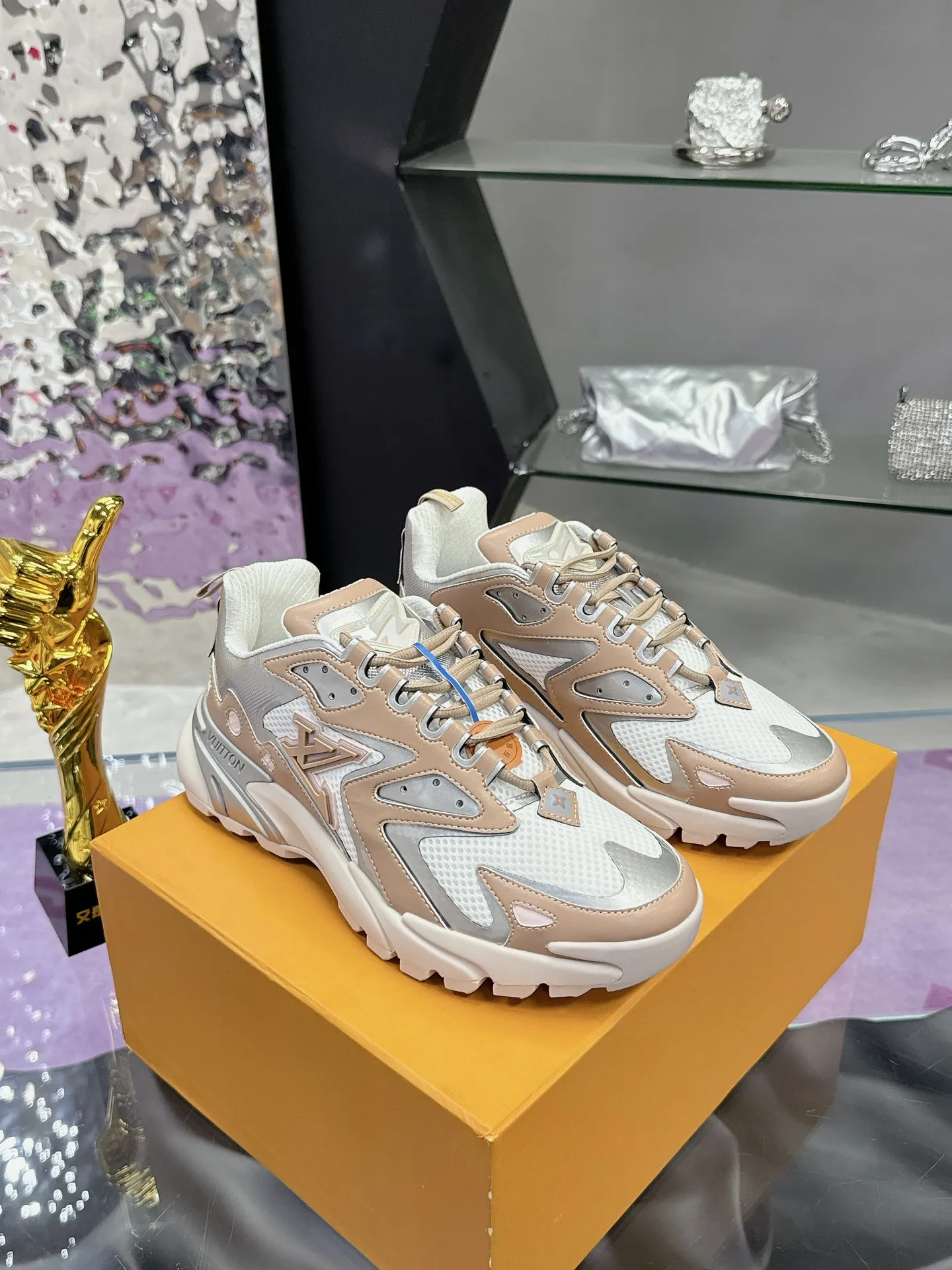 工厂价:380 (飞机盒➕10) Lv系列又加新颜色了 重磅回归 2025官方新颜色 渐变色系列颜色 增加中💓 春夏男装秀场推出 L* Runner Tatic 运动鞋:网格织物混合牛皮革,诠释跑鞋的设计精髓;反光 Monogram 花卉点缀侧面,舒适加衬鞋领、柔软科技内衬和轻盈橡胶外底完善整体。 Lv运动鞋 系列 专柜热卖中 Size 38-45 (46定制)