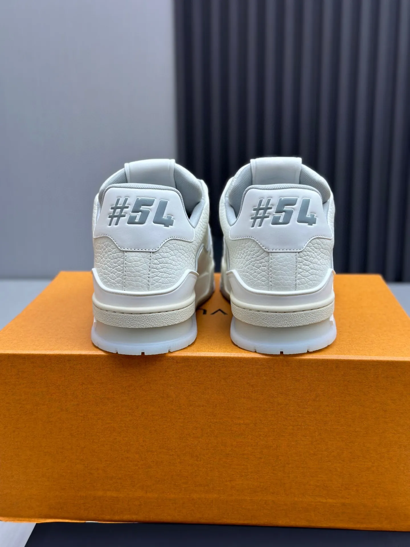 p280 情侣款👫原版开发 品质出货 欢迎对比 ✅LV系列 LV Trainer Maxi将成衣系列的宽松廓形引入VirgilAbloh笔下的LVTrainer设计，春夏秀场瞩目亮相。牛皮革鞋面结合粗犷织物鞋带，以缤纷串珠点明品牌经典。LV字母标注鞋舌，Monogram花卉栖身外底。 混合材质 采用头层牛皮制成，进口定制专用印花牛仔布包裹，粗鞋带系带设计，侧面带 Monogram 大印花， 鞋舌及后跟&rdquo;lv 54&ldquo;徽章点缀，橡胶外底饰有 Monogram 花卉， 网布内里棉垫脚，舒适性一如既往的达到极致，精品传承，品质至上，值得拥有！ 码数：女款35-39（定制40 41） 男款39-44（39.45定做不退换） ♡全套包装搭配原版礼盒