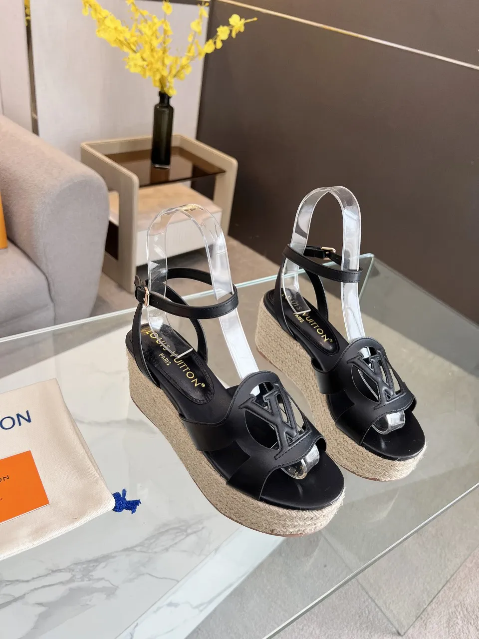 p240 最新款 坡跟跟高6.5 代购级&mdash;&mdash;&mdash;&mdash;很爆的一款 lv2023新款新色系 电绣工艺 精美 精细 &mdash;&mdash;&mdash;&mdash;原版解拆 1/1复制 ★上脚超显脚小 非常舒适 显瘦又显白 鞋面原版电绣 复古美 ★内里 羊皮 ★原版大底 ★原版开模 大底 防滑 码数35/42