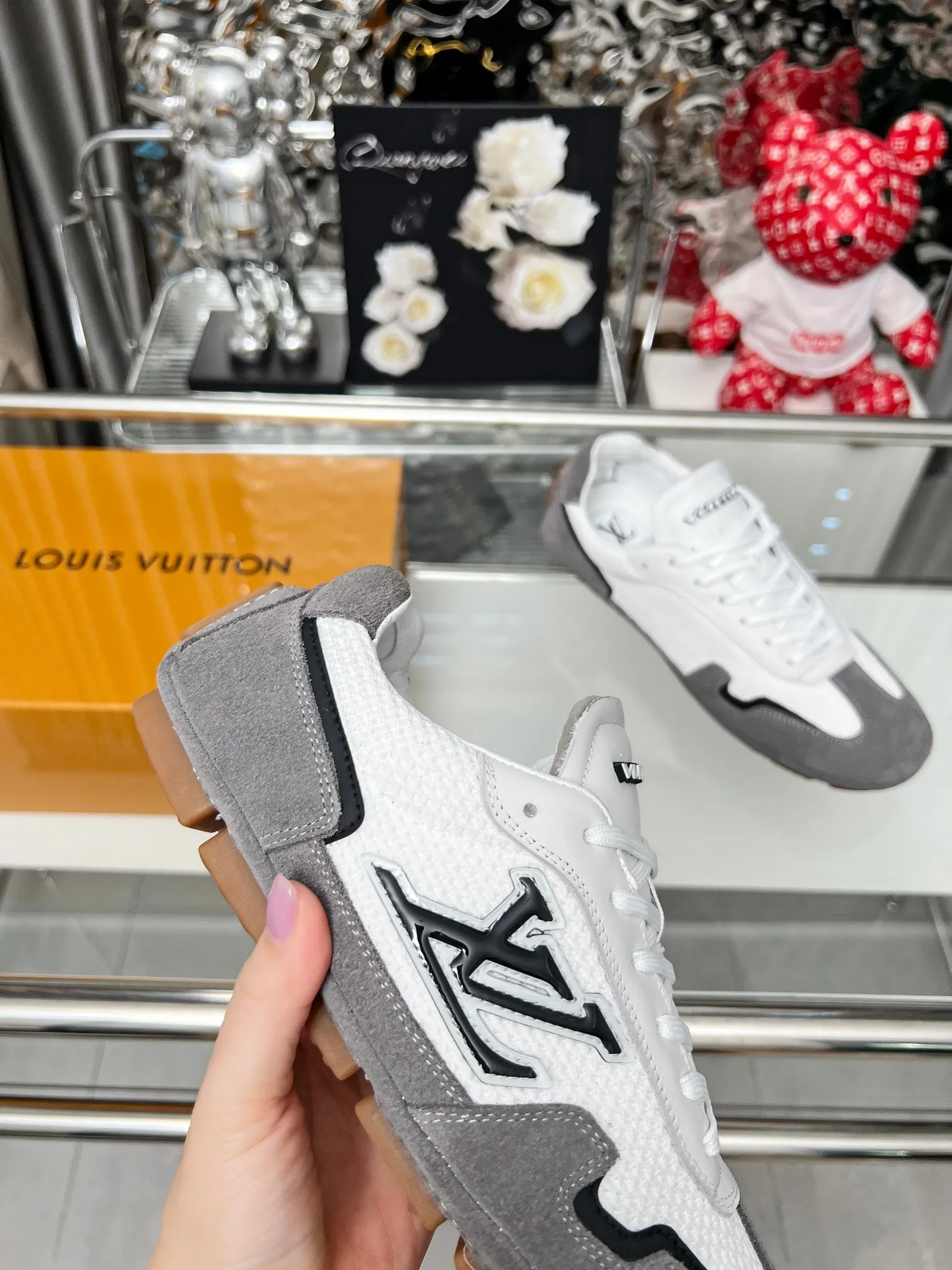 p310,LV新款情侣款薄底鞋,告别厚重,拥抱轻盈超薄底设计,赋予足下灵动自由,步履间尽显从容。复古德训鞋 .一双好鞋穿遍夏天 面料 : 定制网面绒面牛皮拼接 码数:35-46 欢迎传图下单