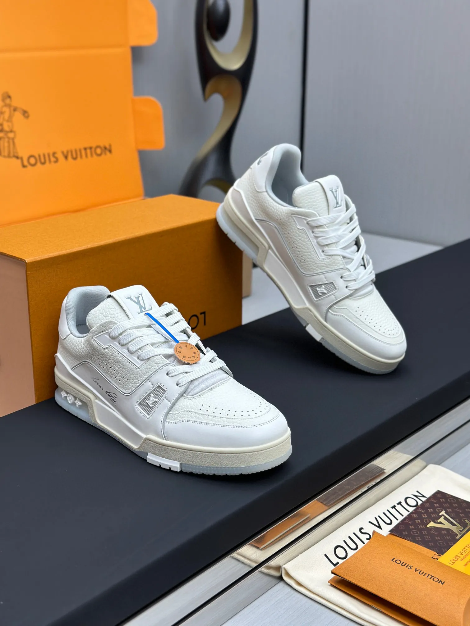 p280 情侣款👫原版开发 品质出货 欢迎对比 ✅LV系列 LV Trainer Maxi将成衣系列的宽松廓形引入VirgilAbloh笔下的LVTrainer设计，春夏秀场瞩目亮相。牛皮革鞋面结合粗犷织物鞋带，以缤纷串珠点明品牌经典。LV字母标注鞋舌，Monogram花卉栖身外底。 混合材质 采用头层牛皮制成，进口定制专用印花牛仔布包裹，粗鞋带系带设计，侧面带 Monogram 大印花， 鞋舌及后跟&rdquo;lv 54&ldquo;徽章点缀，橡胶外底饰有 Monogram 花卉， 网布内里棉垫脚，舒适性一如既往的达到极致，精品传承，品质至上，值得拥有！ 码数：女款35-39（定制40 41） 男款39-44（39.45定做不退换） ♡全套包装搭配原版礼盒