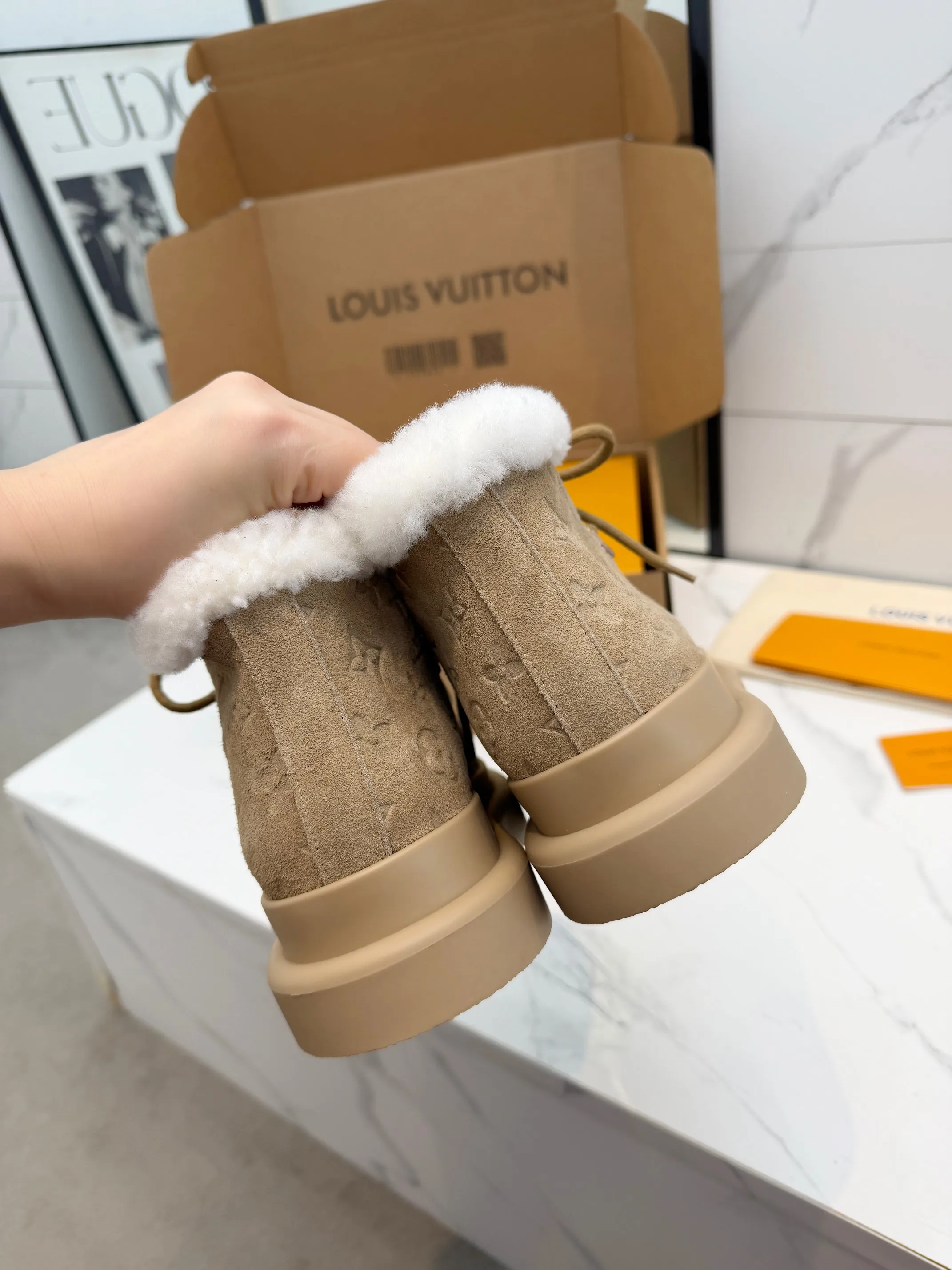 p270💰35-42（42订做不退换） Louis Vuitton秋冬最新毛靴 2025lv走秀款 鞋面：进口高丝光牛皮压花工艺 内里：毛 里超级暖和 原版开模发泡组合大底，全套精美包装