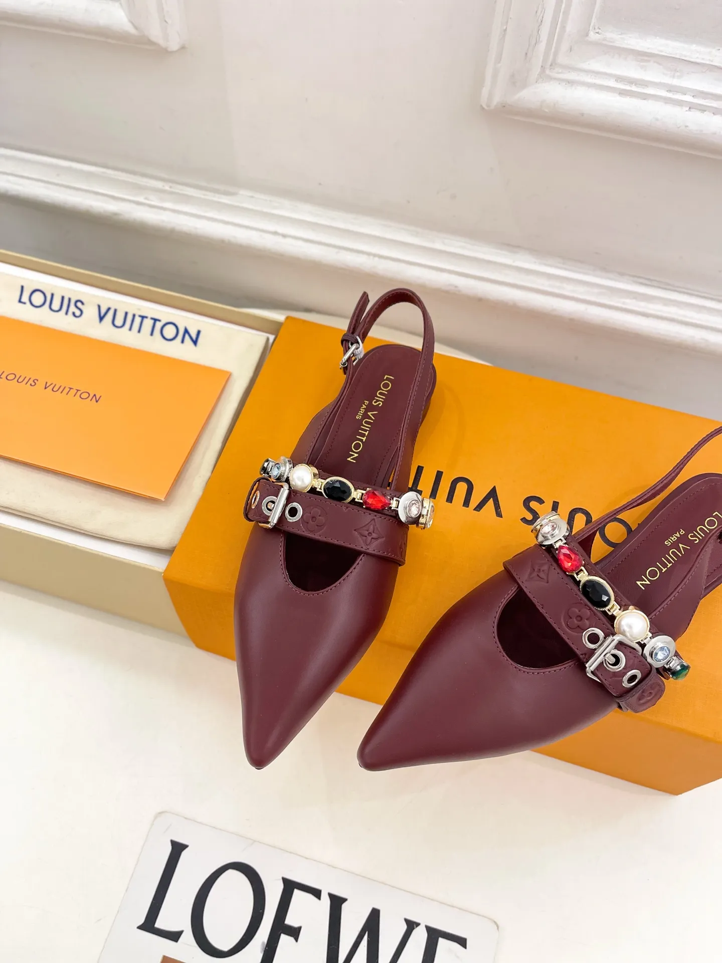 LV | 路易威登 26𝐬𝐬 🧡💚2026春夏新款 顶级版本⚠️ 专柜主打最新款 LV VIBE 珠宝链条尖头露跟平底鞋 系列硬货上新🆕 ❥BS代购级别!高级感十足!国内外博主刷爆的一款,复古又时髦 上脚美炸了!官网主推款★ ━━━━━ ЅᏇєєt ━━━━━ ▪️鞋面:原版特定小牛皮 ▪️内里:进口羊皮里 ▪️大底:原版意大利真皮大底 ▪️跟高:1.5cm/5.5cm ▪️鞋码:35-39(40.41定制) ▪️出厂价:💰360