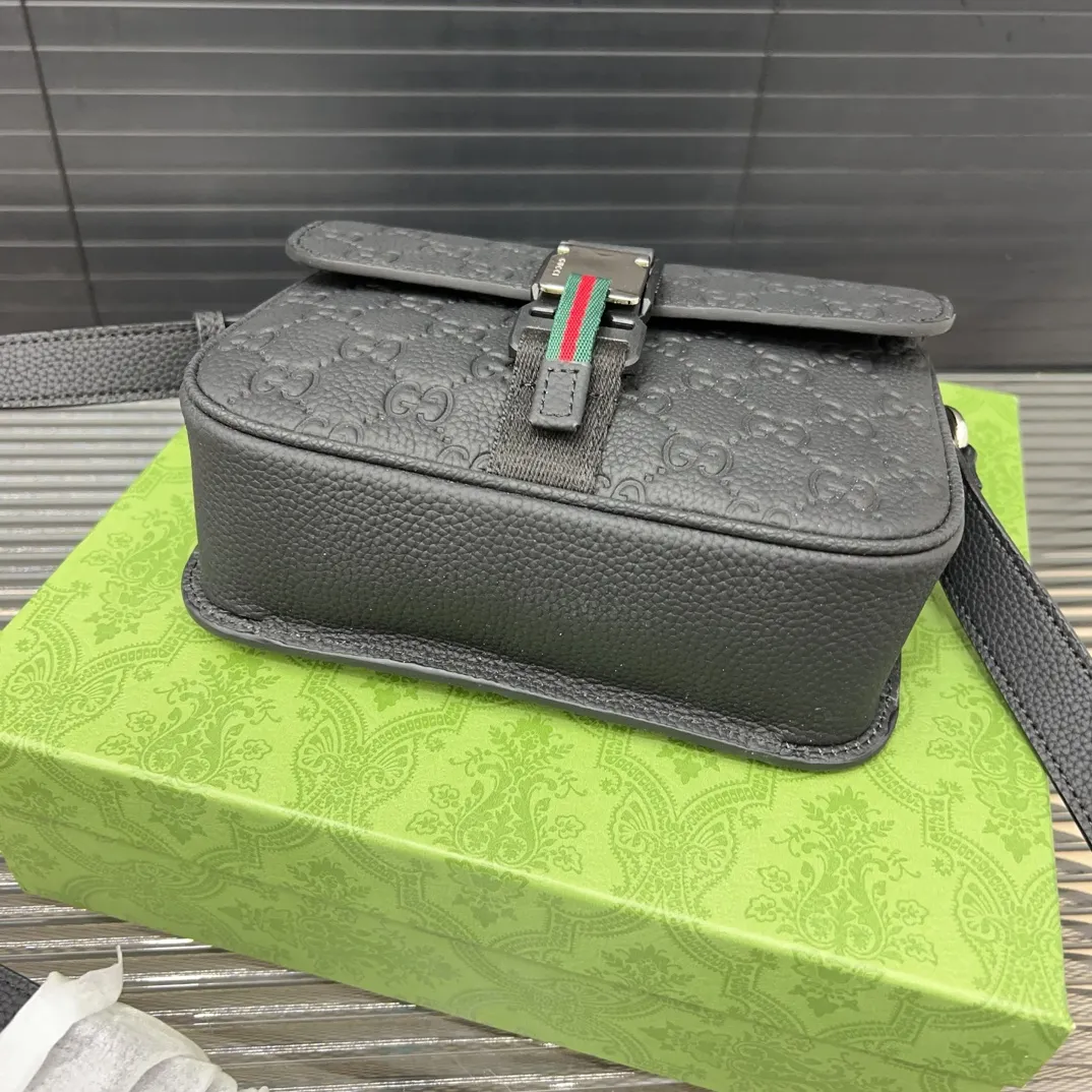 P175 Gucci 古奇 单肩包 男包 斜挎包 采用精湛镶嵌细工，经典百搭 实物拍摄 原厂原版面料 高端品质 配送防尘袋 21 x 17 cm。