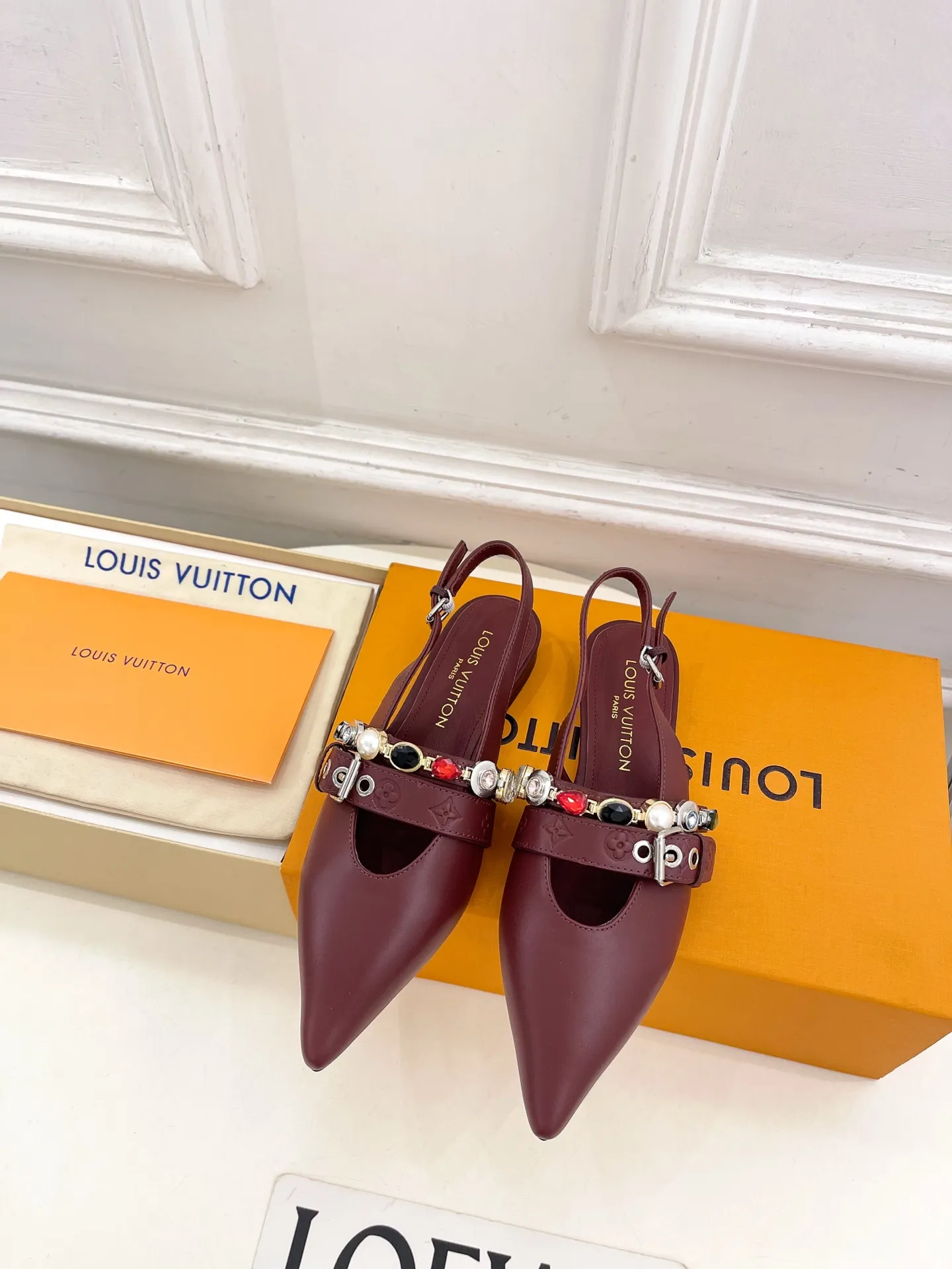 LV | 路易威登 26𝐬𝐬 🧡💚2026春夏新款 顶级版本⚠️ 专柜主打最新款 LV VIBE 珠宝链条尖头露跟平底鞋 系列硬货上新🆕 ❥BS代购级别！高级感十足！国内外博主刷爆的一款，复古又时髦 上脚美炸了！官网主推款★ ━━━━━ ЅᏇєєt ━━━━━ ▪️鞋面：原版特定小牛皮 ▪️内里：进口羊皮里 ▪️大底：原版意大利真皮大底 ▪️跟高：1.5cm/5.5cm ▪️鞋码：35-39（40.41定制） ▪️出厂价：💰360