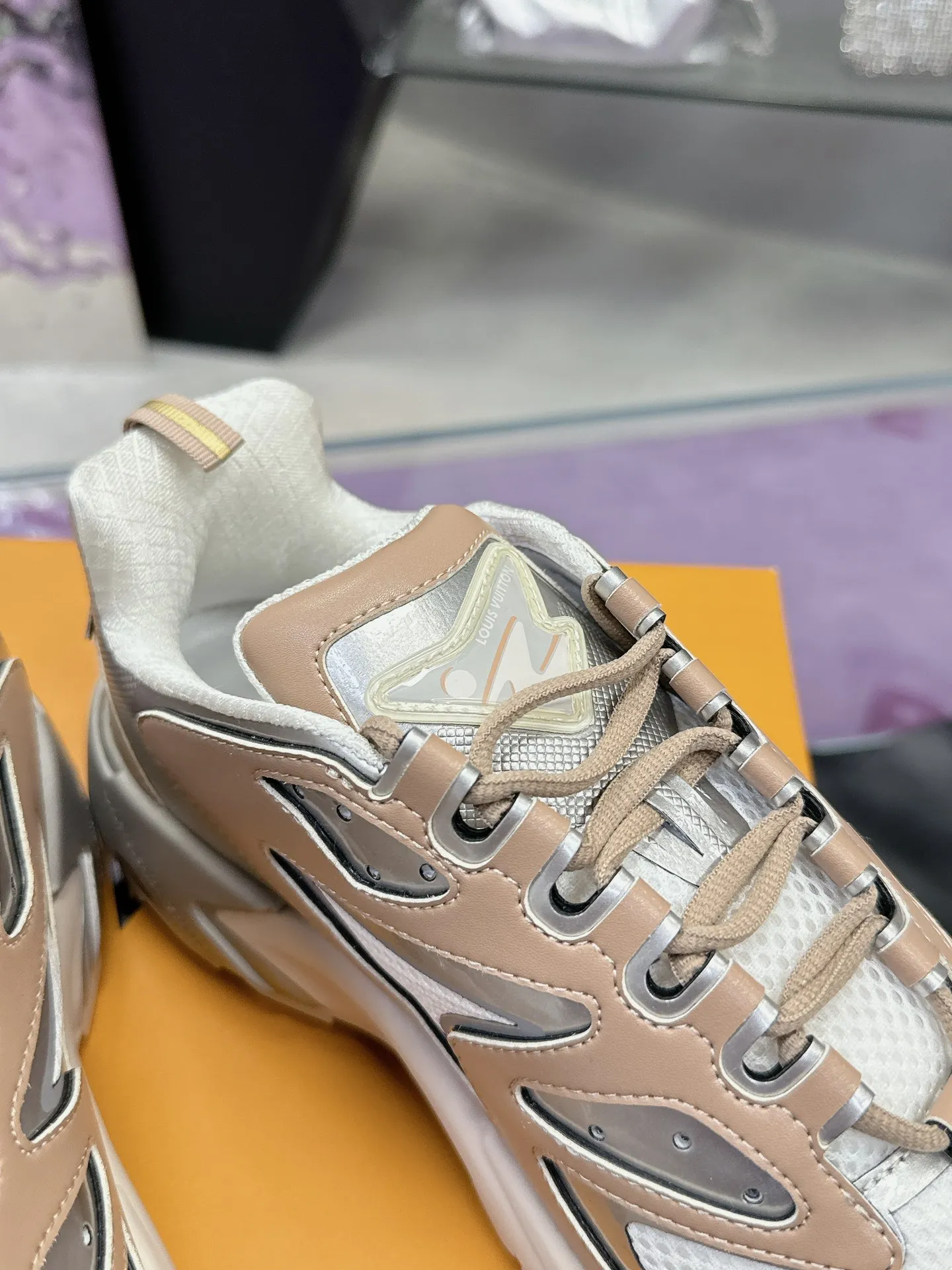 工厂价：380 （飞机盒➕10） Lv系列又加新颜色了 重磅回归 2025官方新颜色 渐变色系列颜色 增加中💓 春夏男装秀场推出 L* Runner Tatic 运动鞋：网格织物混合牛皮革，诠释跑鞋的设计精髓；反光 Monogram 花卉点缀侧面，舒适加衬鞋领、柔软科技内衬和轻盈橡胶外底完善整体。 Lv运动鞋 系列 专柜热卖中 Size 38-45 （46定制）