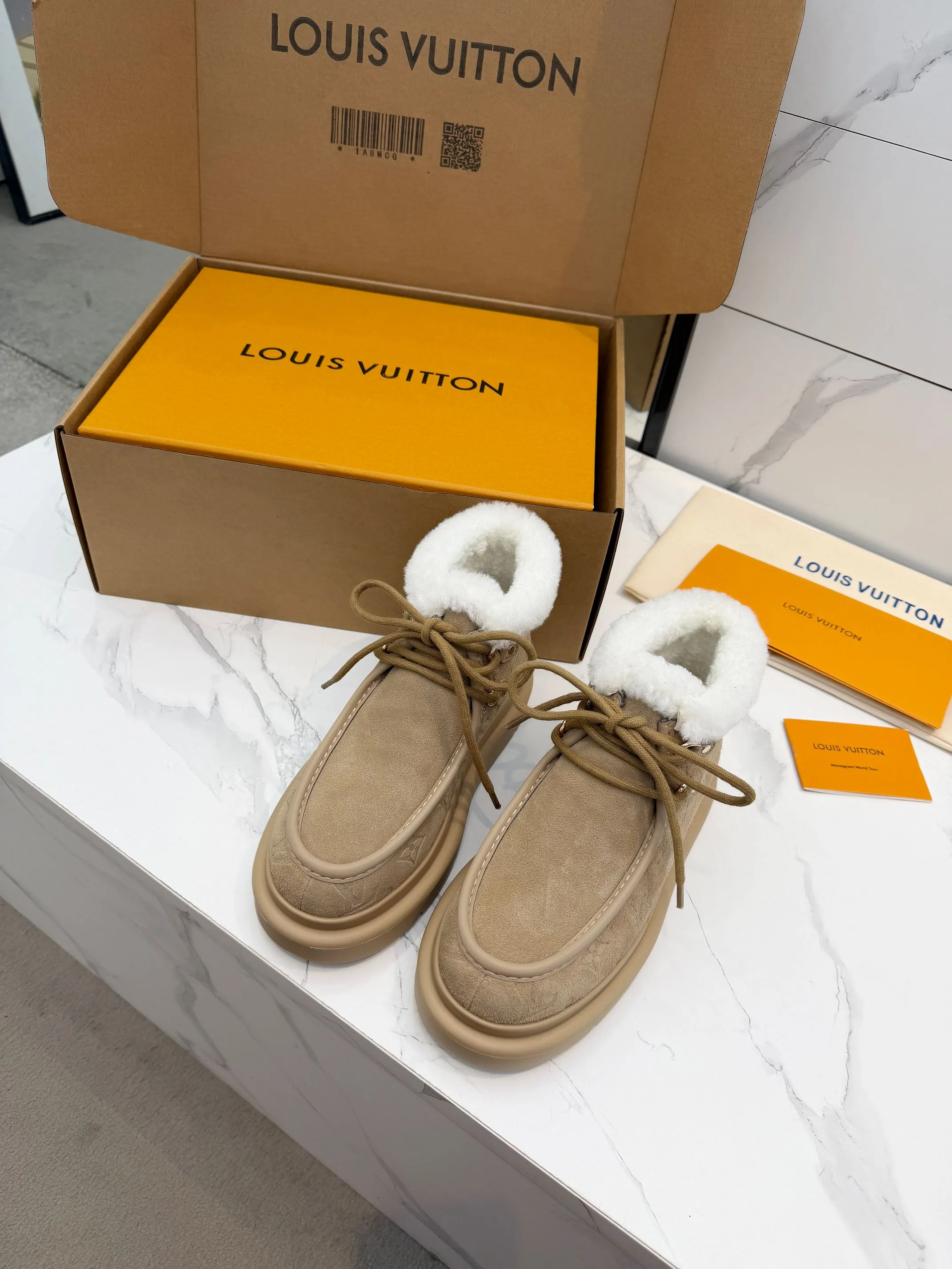 p270💰35-42（42订做不退换） Louis Vuitton秋冬最新毛靴 2025lv走秀款 鞋面：进口高丝光牛皮压花工艺 内里：毛 里超级暖和 原版开模发泡组合大底，全套精美包装