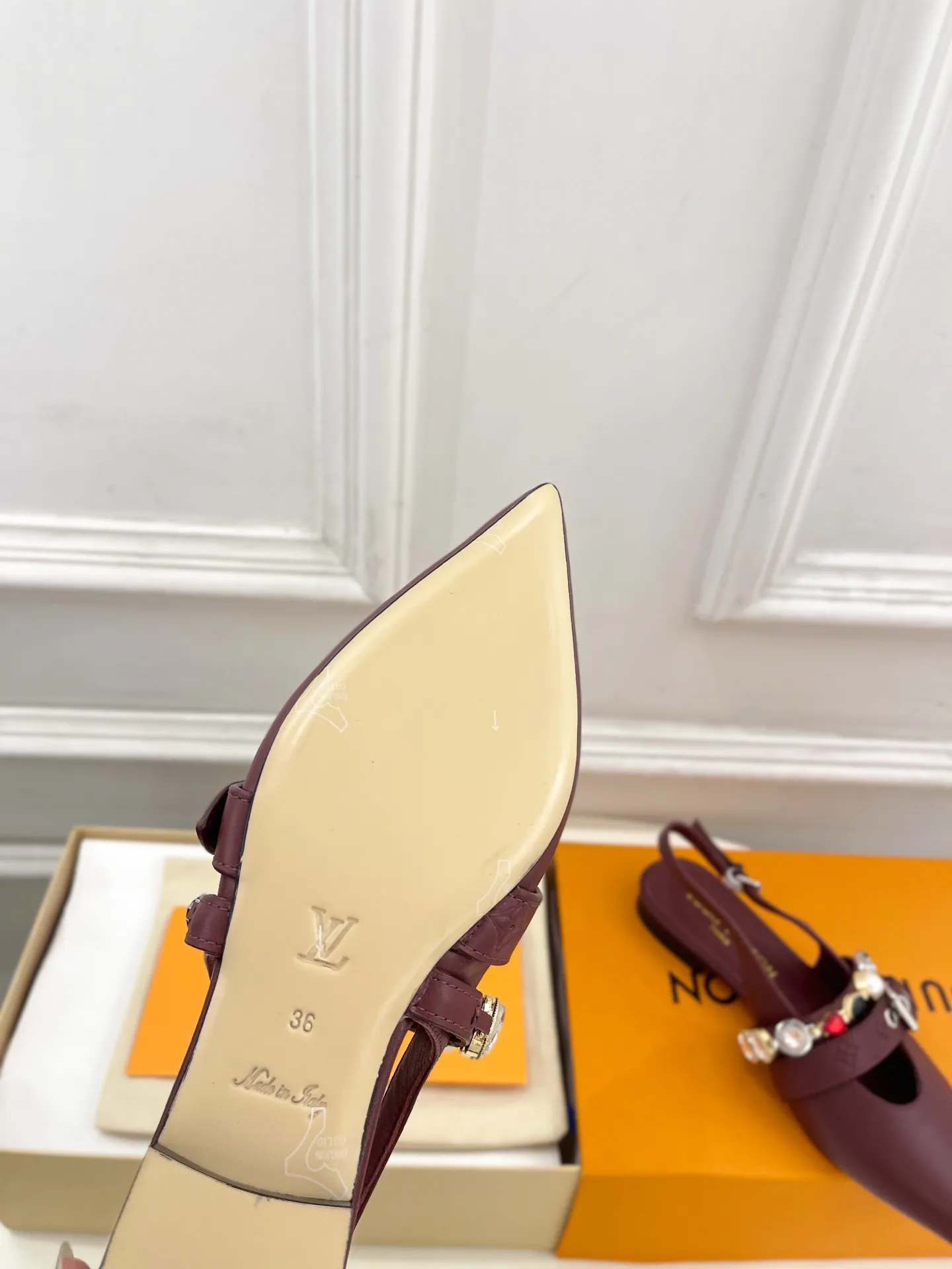 LV | 路易威登 26𝐬𝐬 🧡💚2026春夏新款 顶级版本⚠️ 专柜主打最新款 LV VIBE 珠宝链条尖头露跟平底鞋 系列硬货上新🆕 ❥BS代购级别！高级感十足！国内外博主刷爆的一款，复古又时髦 上脚美炸了！官网主推款★ ━━━━━ ЅᏇєєt ━━━━━ ▪️鞋面：原版特定小牛皮 ▪️内里：进口羊皮里 ▪️大底：原版意大利真皮大底 ▪️跟高：1.5cm/5.5cm ▪️鞋码：35-39（40.41定制） ▪️出厂价：💰360