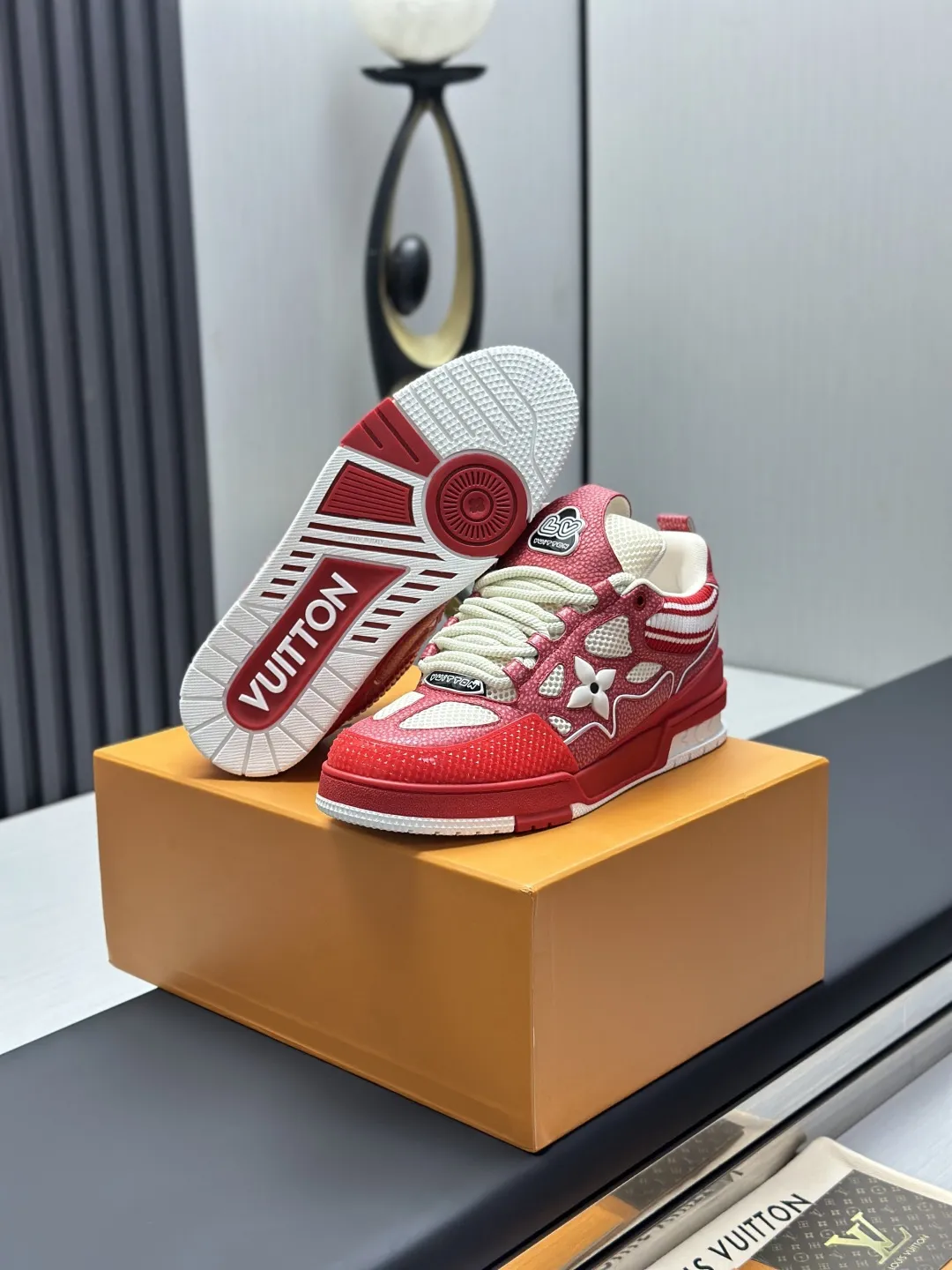 工厂直销¥350💰顶级版本 LV-路易威登-面包走秀新款 空胶工艺·原版1:1开发复刻!!上脚非常舒适 奢侈用料,做工精细,中底印有欧洲制造英文字母 鞋面由意大利进口小牛皮拼接,侧边饰有品牌LOGO标志及签名,最新乳胶垫脚➕网布内里,脚感超舒适。原厂特供原版双色TPU组合大底。套包工艺 固特异缝合锁边 面料:独家定制头层牛皮 配件:独家私模Vuitton 标识, 内里:定制丝滑网里-头层丝绸牛皮内里 大底:TPU组合大底耐磨防滑防黄 垫脚:新款乳胶垫-网纱吸汗 专柜工艺:全电脑针车拉线 鞋头 后套 冷热定型 全套拉帮套楦中低logo花纹 专柜包装 -鞋带 证书 卡片 说明书 合格证 防尘袋 全网最齐包装 女款35-40男款38-46(38/46订做不退换!
