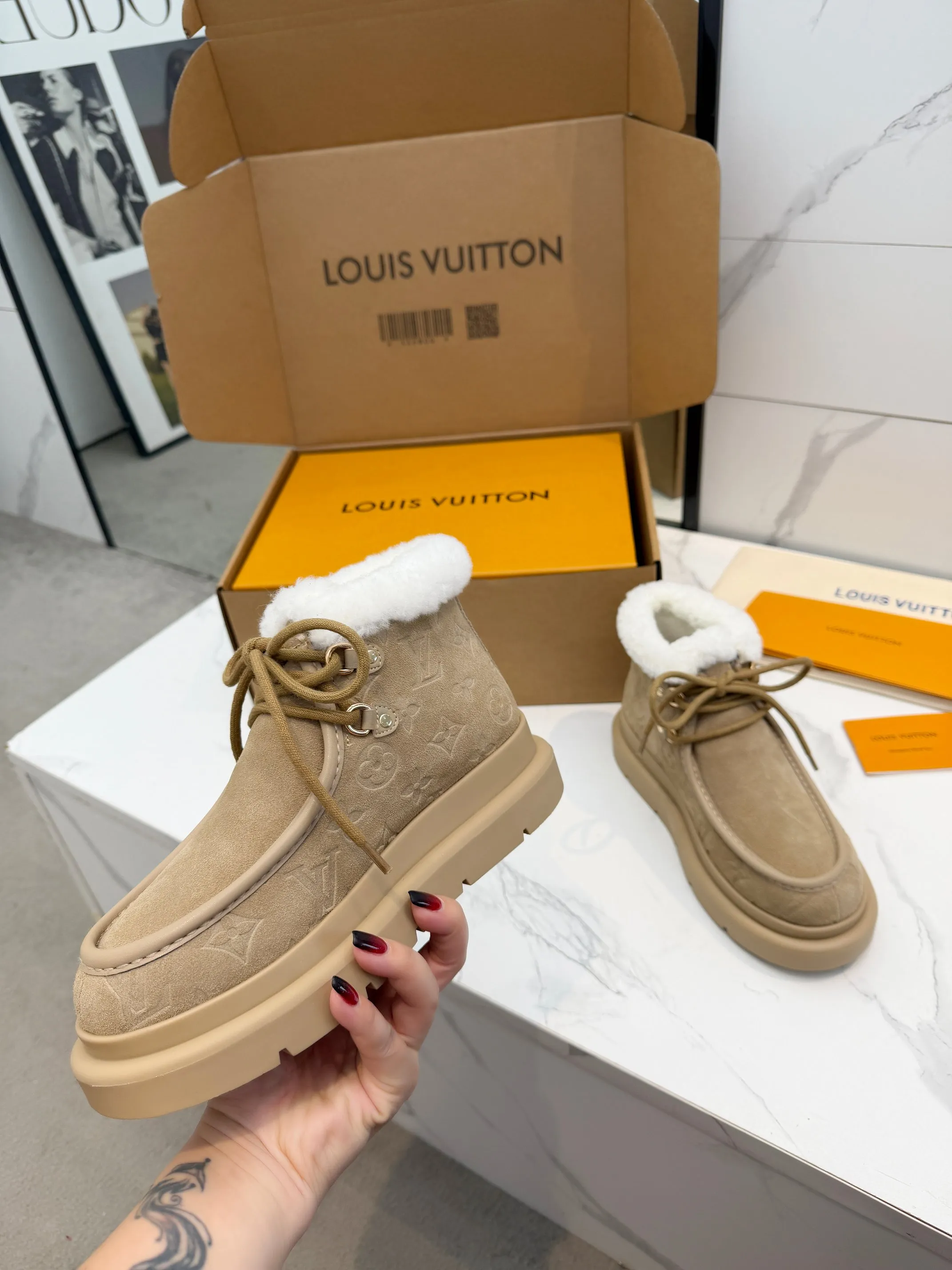 p270💰35-42(42订做不退换) Louis Vuitton秋冬最新毛靴 2025lv走秀款 鞋面:进口高丝光牛皮压花工艺 内里:毛 里超级暖和 原版开模发泡组合大底,全套精美包装