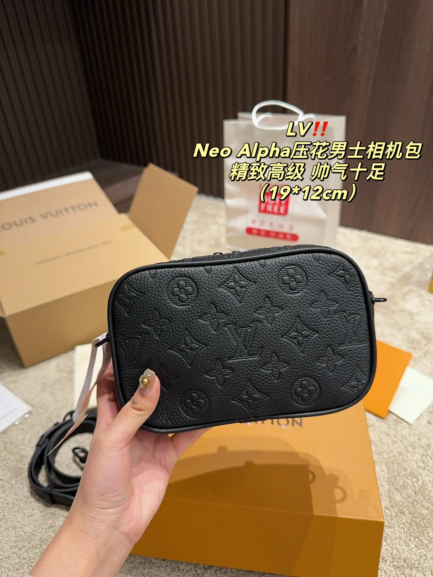 P190全套包装⚠️尺寸19.12 LV Neo Alpha压花男士相机包 百搭到没朋友 就是酷 时尚感超强 辦识度很高 方方正正很能装,上身也帅气