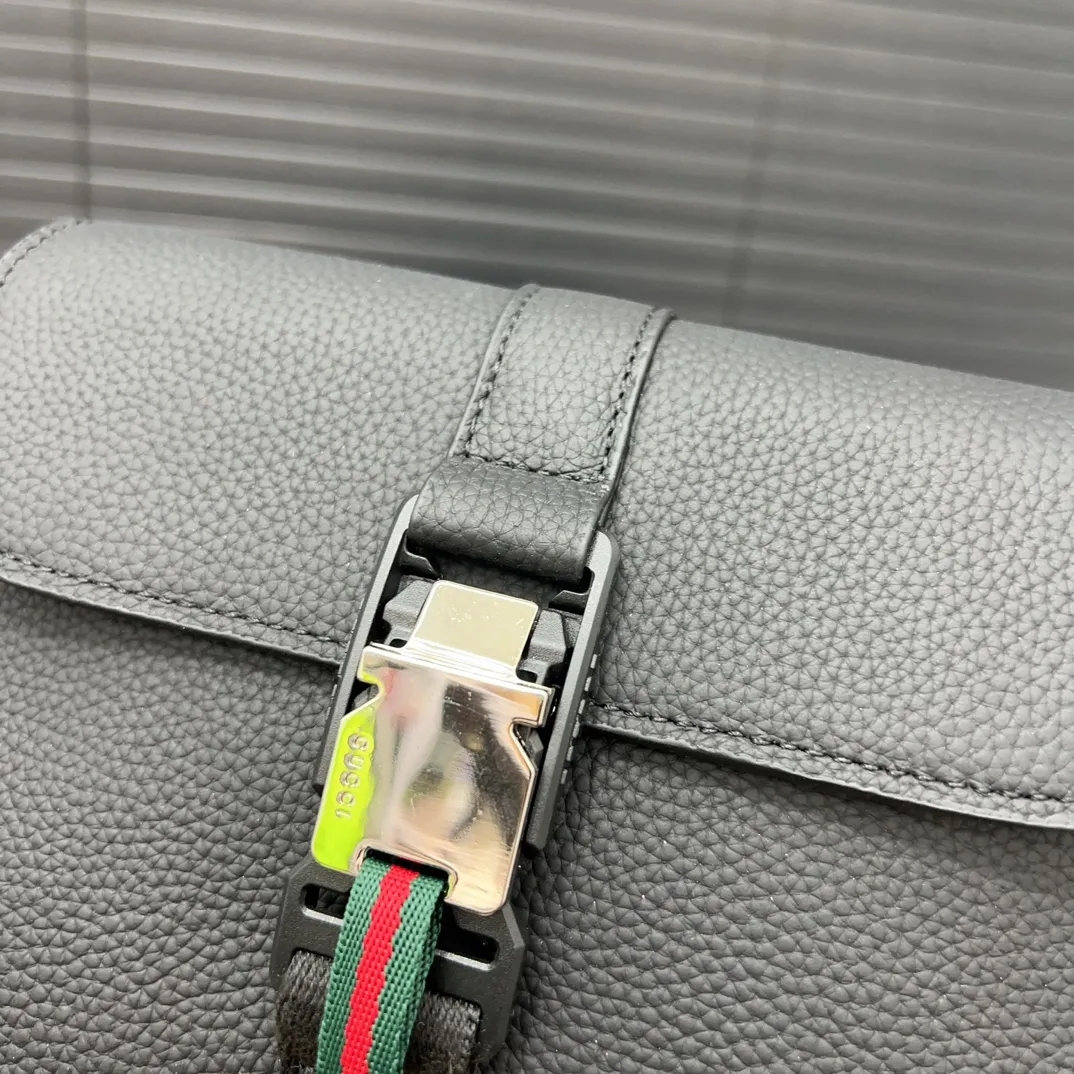 P175 Gucci 古奇 单肩包 男包 斜挎包 采用精湛镶嵌细工，经典百搭 实物拍摄 原厂原版面料 高端品质 配送防尘袋 21 x 17 cm。