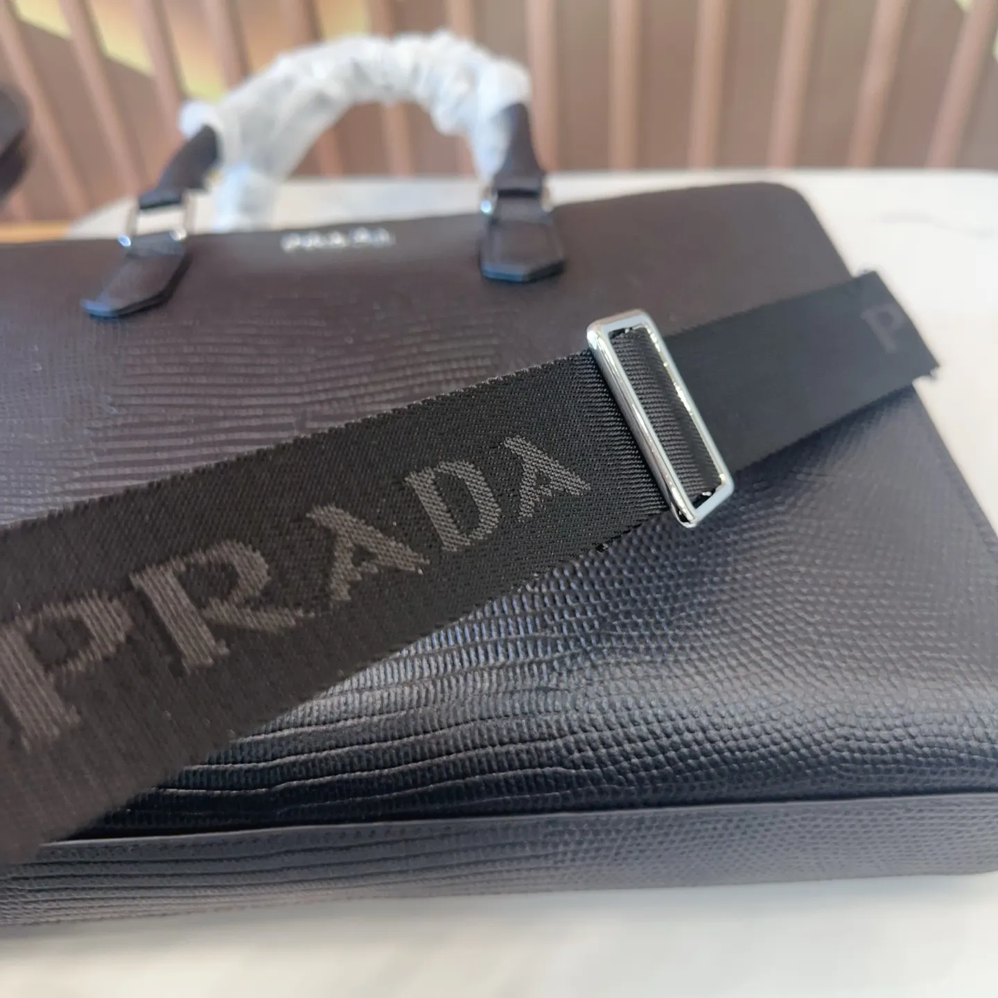 p310纯皮. Prada&middot; 普拉达 公文包 最新男士手提单肩包🧸大容量超级实用 简约风、符合现代年轻人的审美、男士公文包、但是又偏休闲式的设计、实物特别高级 全部带有logo 尺寸：39*8*28cm gy