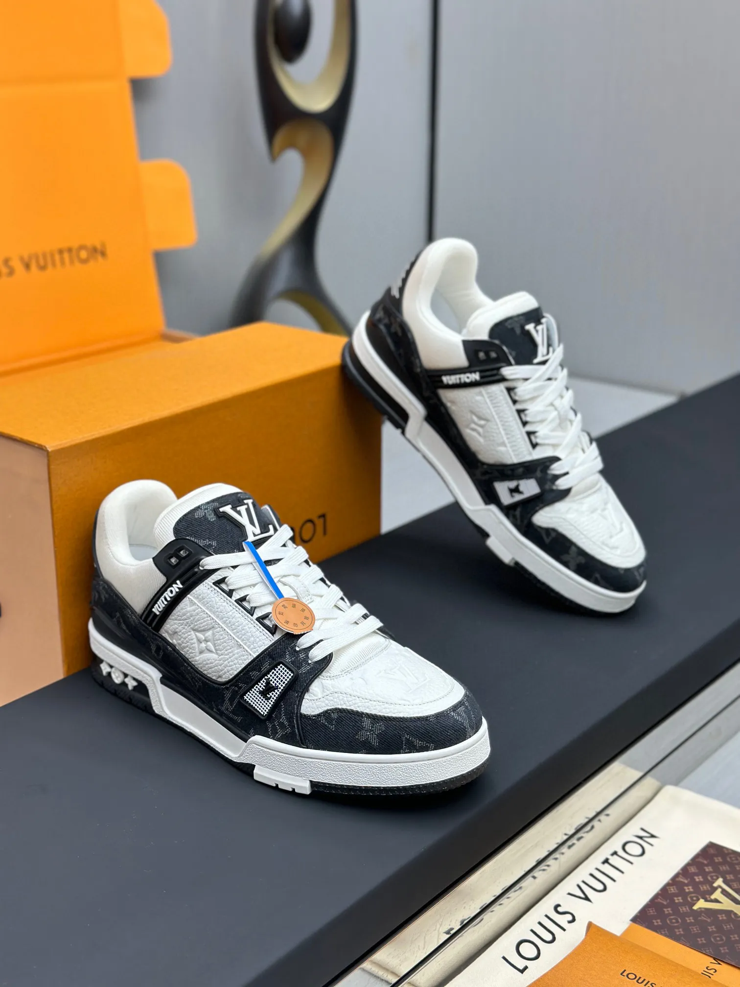 广版高版本P280 🔥🔥🔥芯片感应✅ 驴家LV Trainer 原版完美楦型 大厂出产 品控胜过市面百分之95 TPU大底材料。独家底磨 开发费2w+ 质感媲美原版 密集度超高 区别于同行色泽质感 意大利进口头层一刀切小牛皮 皮料厚实度韧性高于市面 原版垫脚聚米微料加透气英伦网布 都是按打造开发 不偷半点料 不掺半点假 细节原版一致✅可对比 全包套原版包装配件 目前市面一梯队级别 ⚠️市场太杂请注意混卖版本 可区别材料 版型 质感 包装配件 一切肉眼可见的细节。 女码：35-40，男码：38-45（38.45-47定做）