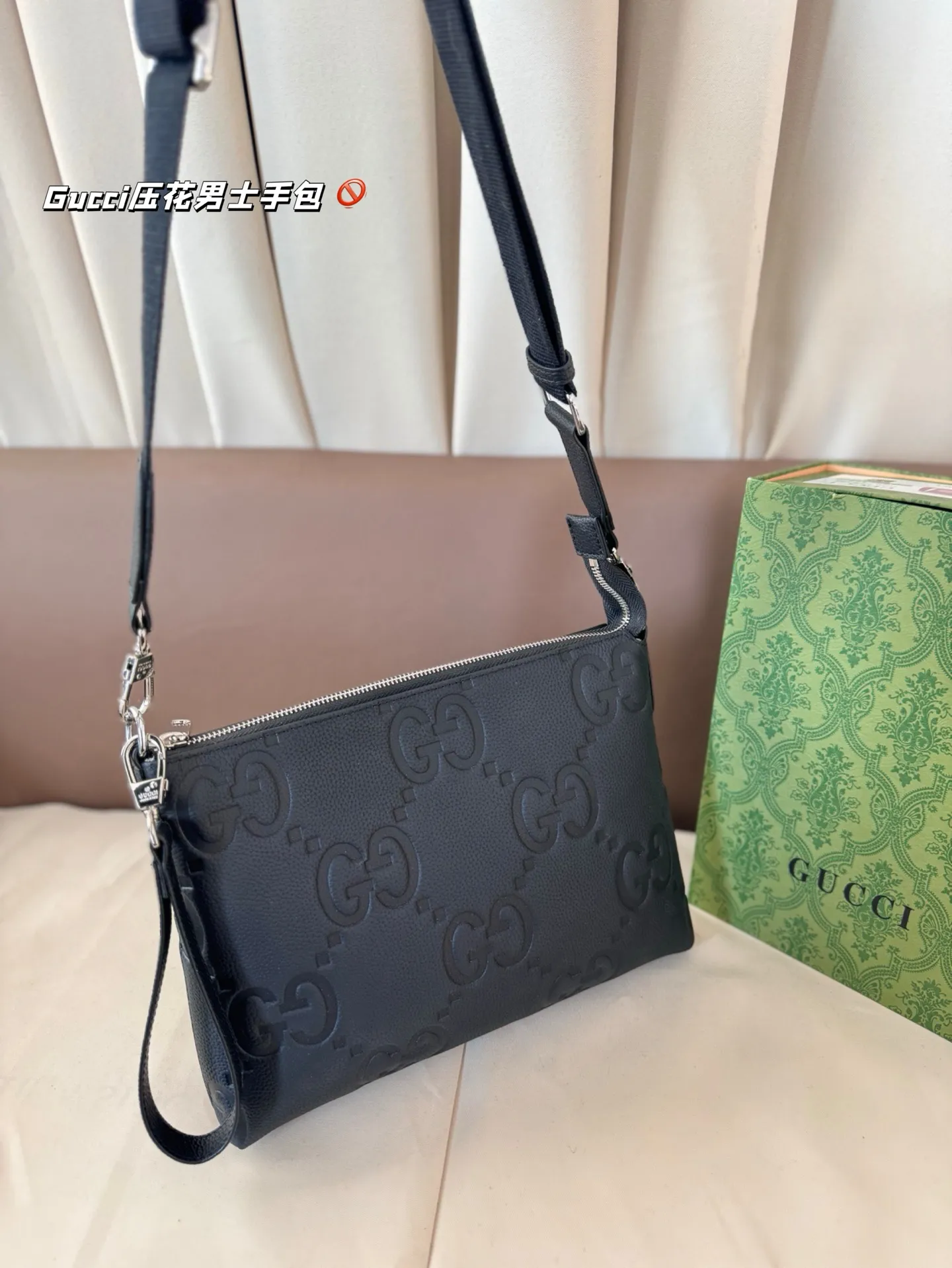 P130 Gucci压花 新款男士手包,可斜挎!很酷的男包来喽看起来十分时尚且年轻。斜挎也不显大当收纳空间真心不错,拿取东西时十分方便当肩带可以自由调节长度,任何身高都没问题 尺寸:29*22