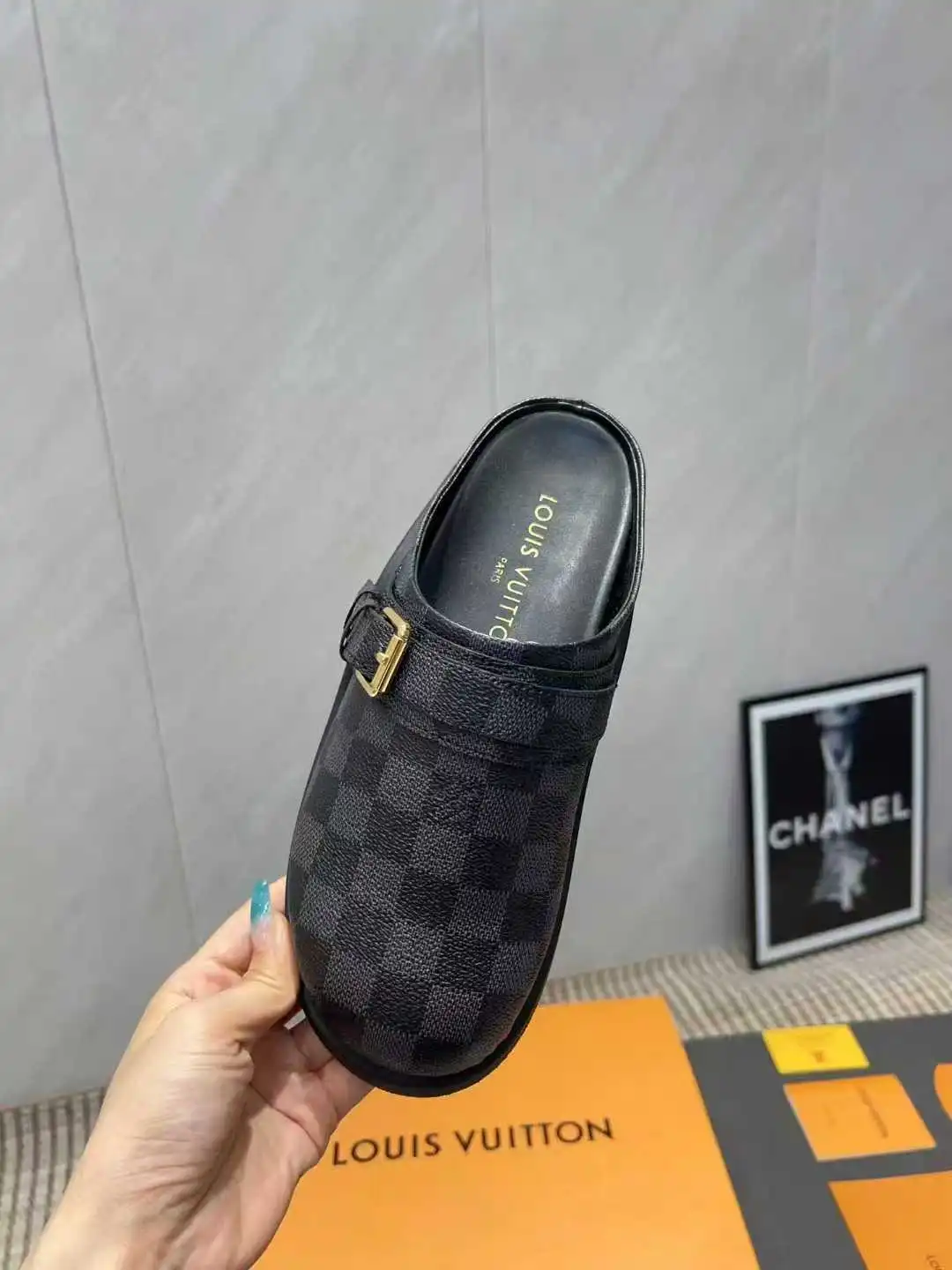 p240 35到41 louis vuitton lv 25ss新款勃肯拖鞋 可可爱爱、脚感简直不要太好 侧面logo扣点睛之笔 简约又高级 露跟设计 即穿即走 懒人福音 上脚效果极佳 闭眼入 原版购入开发 鞋面:进口磨砂皮进+老花超纤 五金扣原版开模 内里垫脚:羊皮 鞋底:原版开模高密度Tpu大底