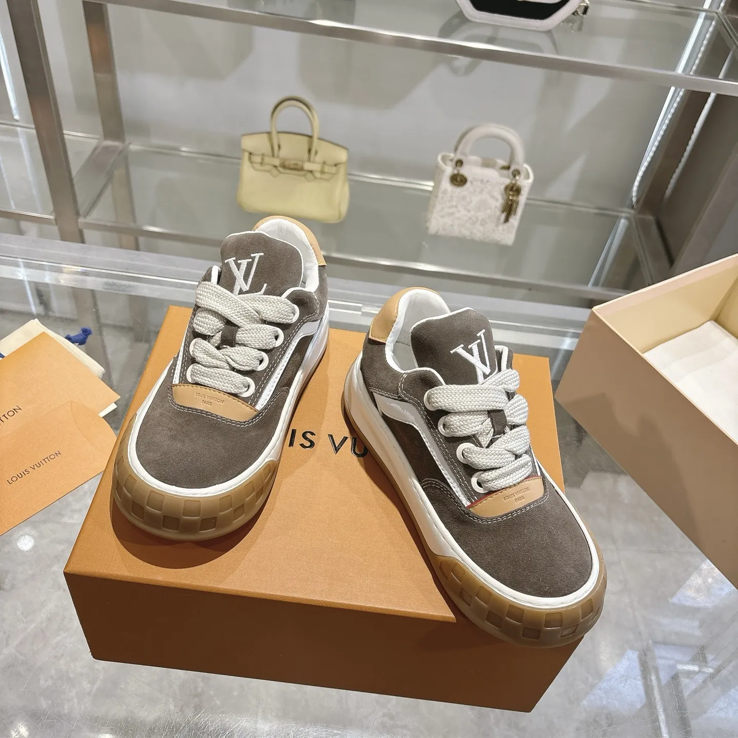 出厂💰300（顶级版本） LV 路易威登 26ss新款男士 运动鞋 休闲鞋 原版空胶工艺&middot;上脚非常舒适 奢侈用料 做工精细 中底印有欧洲制造英文字母 鞋面由意大利进口小牛皮拼接 侧边饰有品牌LOGO标志及签名 最新乳胶垫脚➕网布内里，脚感超舒适 原厂特供原版双色TPU组合大底 套包工艺 固特异缝合锁边 独家定制头层牛皮 工艺全电脑针车拉线 鞋头 后套 冷热定型 全套拉帮套楦中低logo花纹 码数：女35-40、男39-45（女40、男39定做）