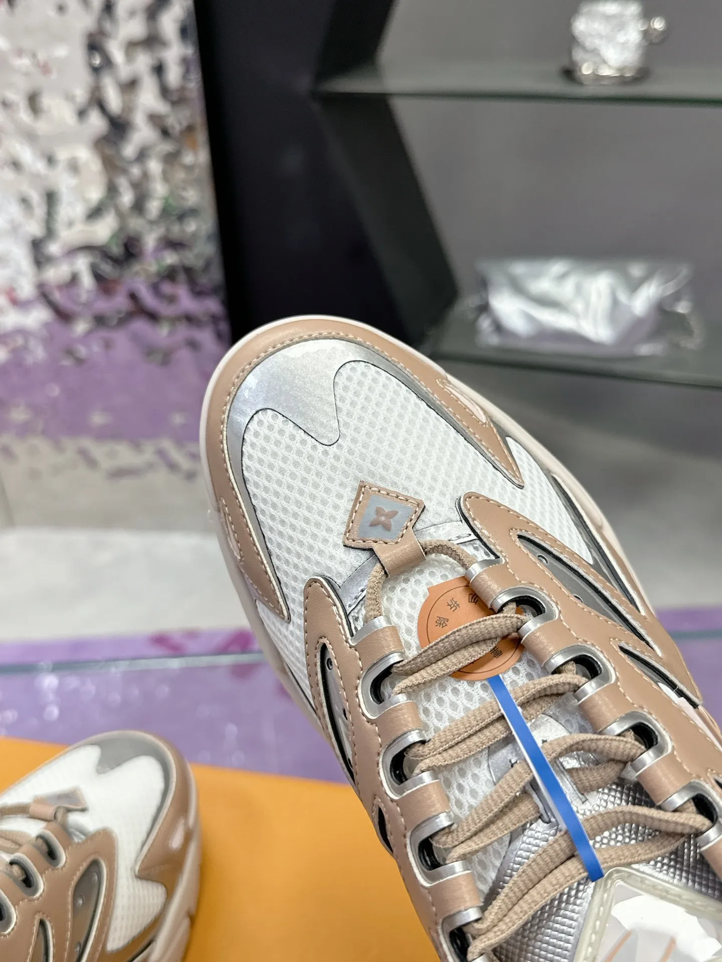 工厂价:380 (飞机盒➕10) Lv系列又加新颜色了 重磅回归 2025官方新颜色 渐变色系列颜色 增加中💓 春夏男装秀场推出 L* Runner Tatic 运动鞋:网格织物混合牛皮革,诠释跑鞋的设计精髓;反光 Monogram 花卉点缀侧面,舒适加衬鞋领、柔软科技内衬和轻盈橡胶外底完善整体。 Lv运动鞋 系列 专柜热卖中 Size 38-45 (46定制)