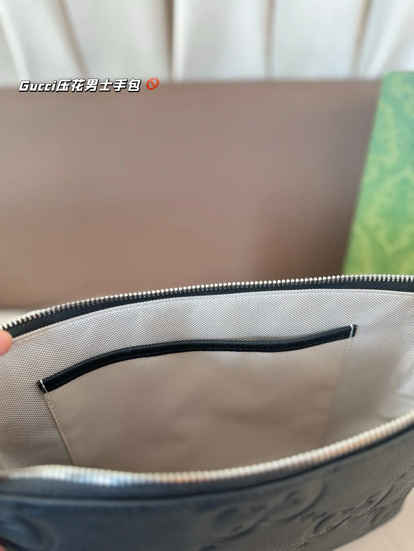 P130 Gucci压花 新款男士手包,可斜挎!很酷的男包来喽看起来十分时尚且年轻。斜挎也不显大当收纳空间真心不错,拿取东西时十分方便当肩带可以自由调节长度,任何身高都没问题 尺寸:29*22