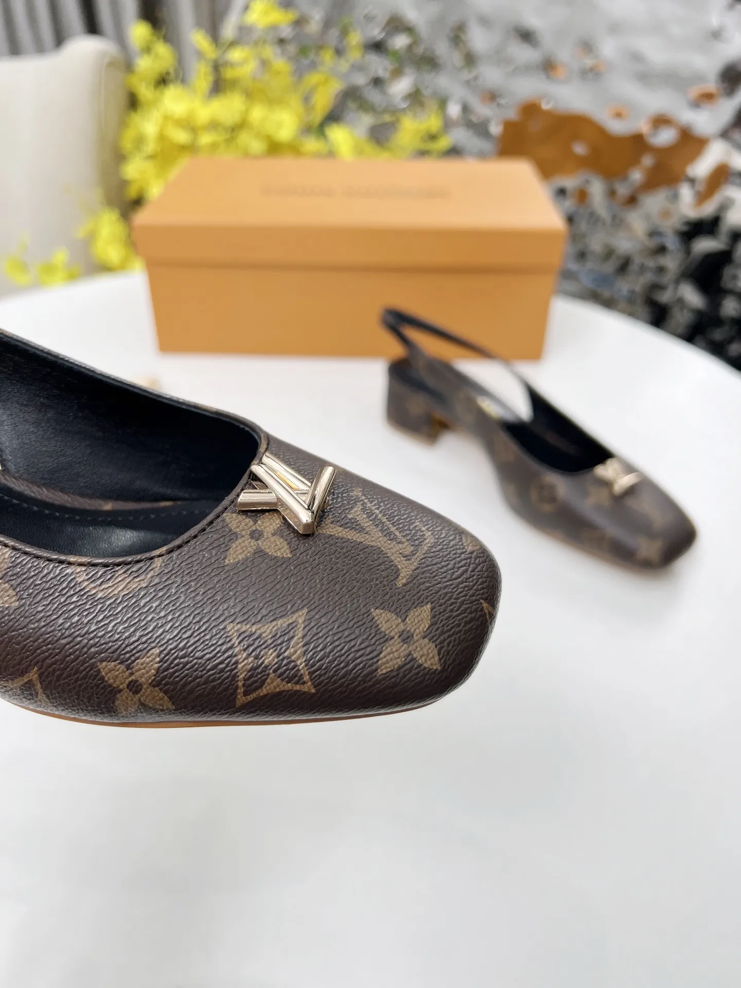 上新啦,2025LOUIS VUITTON 专柜经典款,经典永流传!做工用料都和原版同步, 内里/垫脚;羊皮 跟高:3.5cm 码数 35-41 橡胶底, 颜色:四色可入(黑牛漆皮,白色牛漆皮,黑色牛皮,LV老花皮) 带全套包装P190