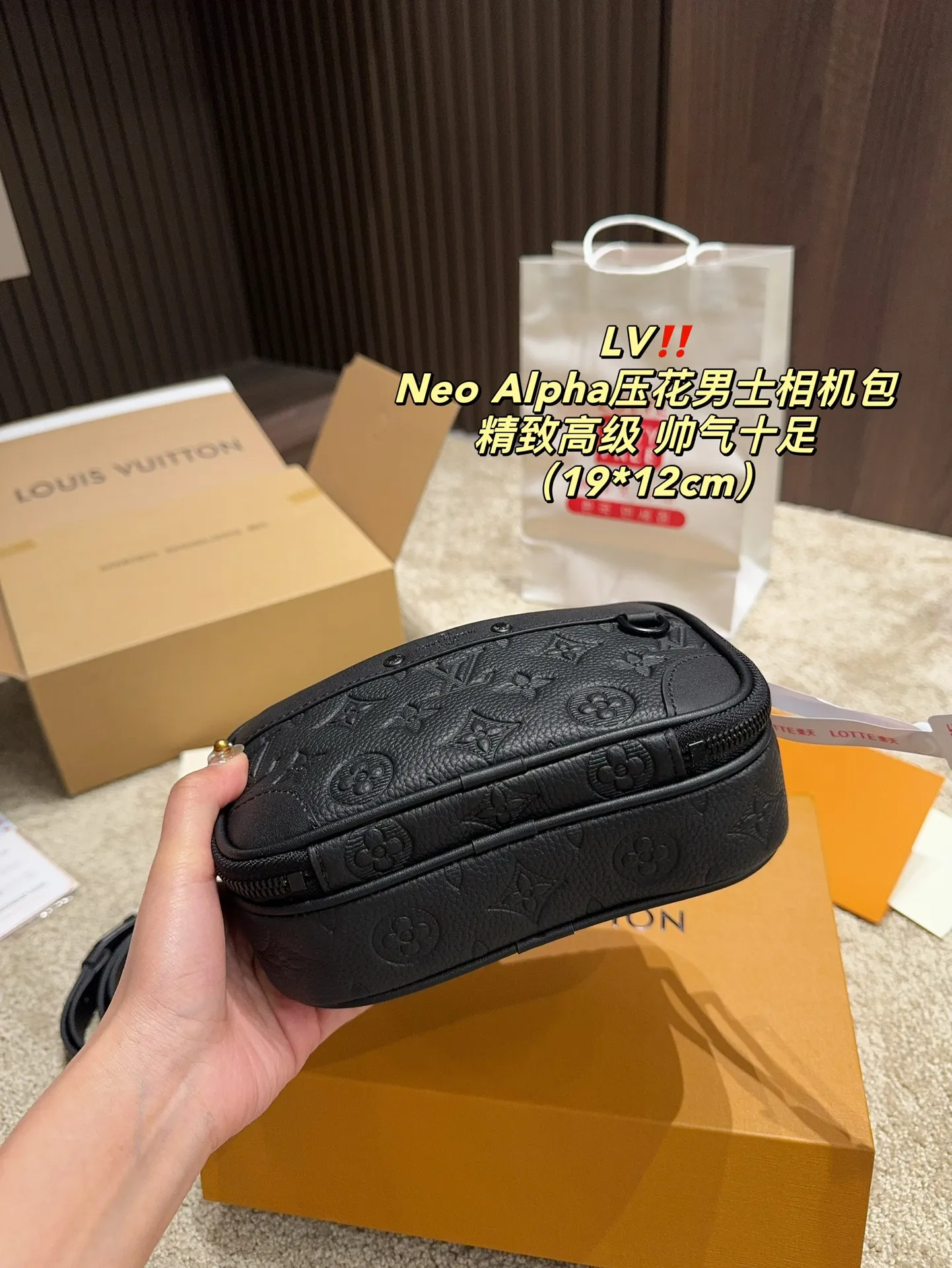 P190全套包装⚠️尺寸19.12 LV Neo Alpha压花男士相机包 百搭到没朋友 就是酷 时尚感超强 辦识度很高 方方正正很能装,上身也帅气