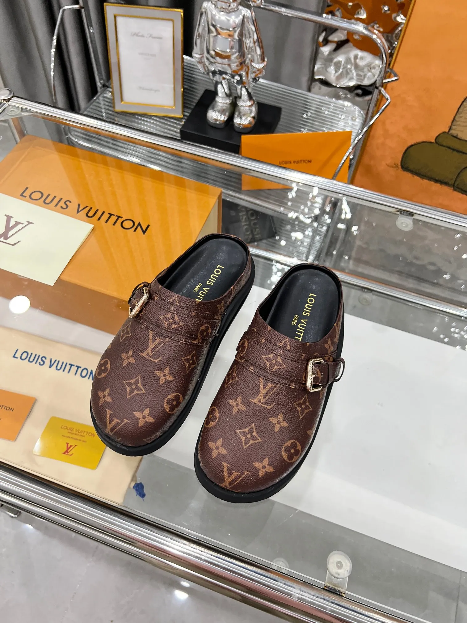 p220工厂现货 Louis Vuitton路易威登,勃肯拖鞋升级款 1:1高级定制,LV Easy 凉拖取材绒面牛皮革,以 Monogram 图案彰显潮流风范。LV 字母点亮可调节饰带,韧性鞋垫和微型外底实现轻盈舒适。 面料 : 定制绒面牛皮压印 Monogram 图案,内里 :羊皮,原版楦鞋, 码数 : 35—41, 带图下单,欢迎传图砸单,