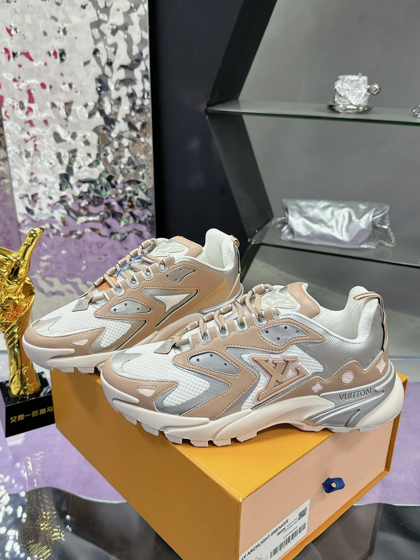 工厂价:380 (飞机盒➕10) Lv系列又加新颜色了 重磅回归 2025官方新颜色 渐变色系列颜色 增加中💓 春夏男装秀场推出 L* Runner Tatic 运动鞋:网格织物混合牛皮革,诠释跑鞋的设计精髓;反光 Monogram 花卉点缀侧面,舒适加衬鞋领、柔软科技内衬和轻盈橡胶外底完善整体。 Lv运动鞋 系列 专柜热卖中 Size 38-45 (46定制)