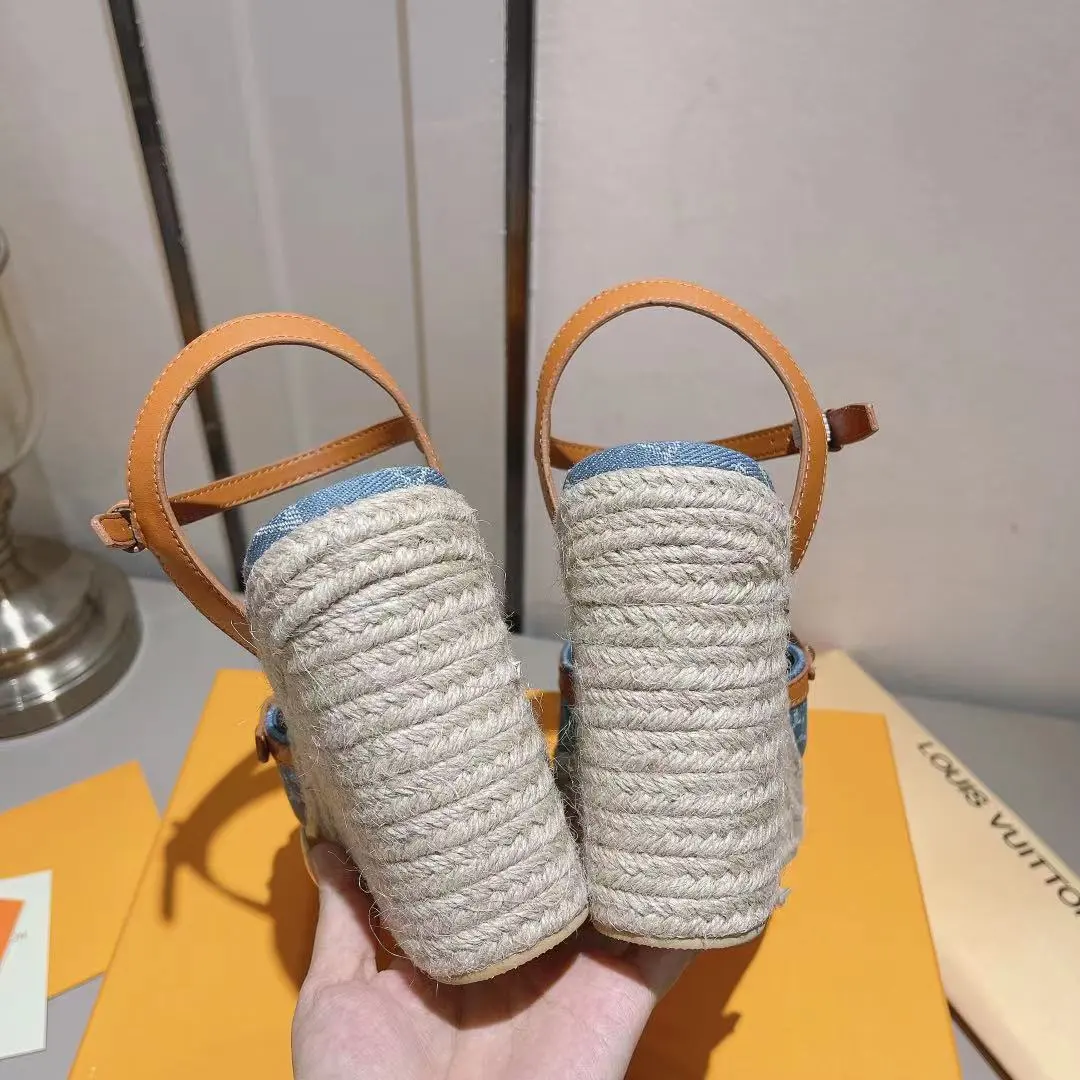 p2402024🔥🔥🔥 LV坡跟麻绳编辑凉鞋。面料牛皮加牛仔布，内里垫脚羊皮 ，坡跟高约 13 厘米，带 3.5 厘米防水台 🎉🎉🎉码数35/42