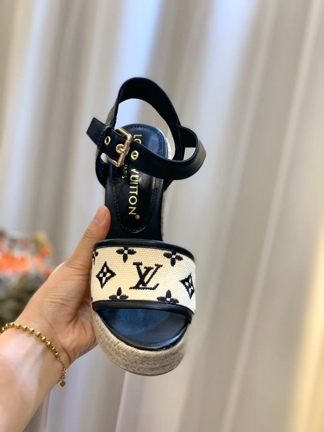 p240 最新款 坡跟跟高11cm 代购级&mdash;&mdash;&mdash;&mdash;很爆的一款 lv2023新款新色系 电绣工艺 精美 精细 &mdash;&mdash;&mdash;&mdash;原版解拆 1/1复制 ★上脚超显脚小 非常舒适 显瘦又显白 鞋面原版电绣 复古美 ★内里 羊皮 ★原版大底 ★原版开模 大底 防滑 ★码数35-42