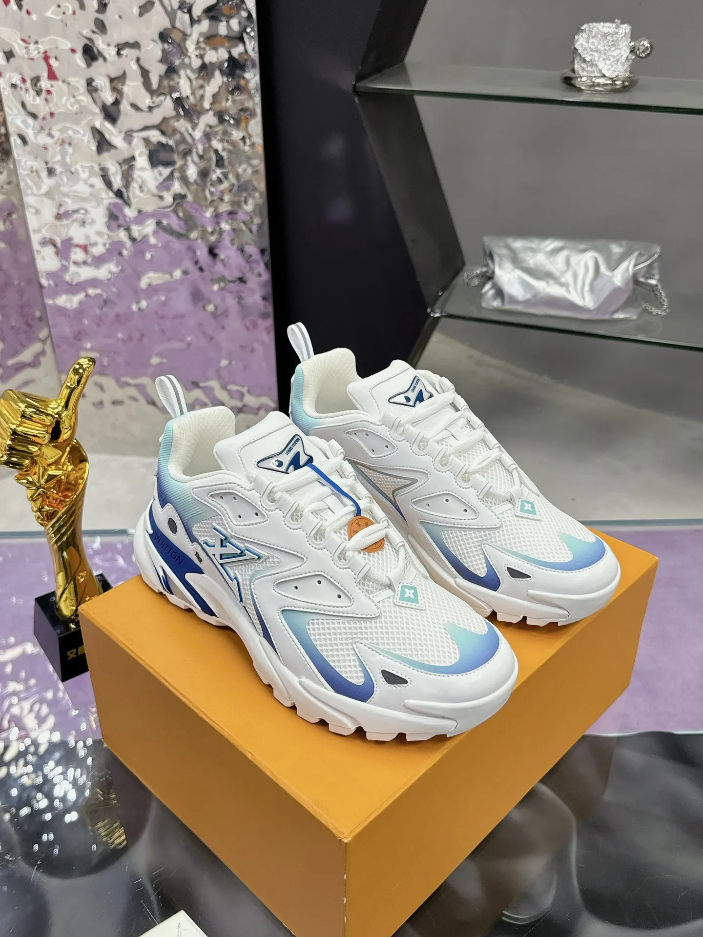 工厂价:380 (飞机盒➕10) Lv系列又加新颜色了 重磅回归 2025官方新颜色 渐变色系列颜色 增加中💓 春夏男装秀场推出 L* Runner Tatic 运动鞋:网格织物混合牛皮革,诠释跑鞋的设计精髓;反光 Monogram 花卉点缀侧面,舒适加衬鞋领、柔软科技内衬和轻盈橡胶外底完善整体。 Lv运动鞋 系列 专柜热卖中 Size 38-45 (46定制)