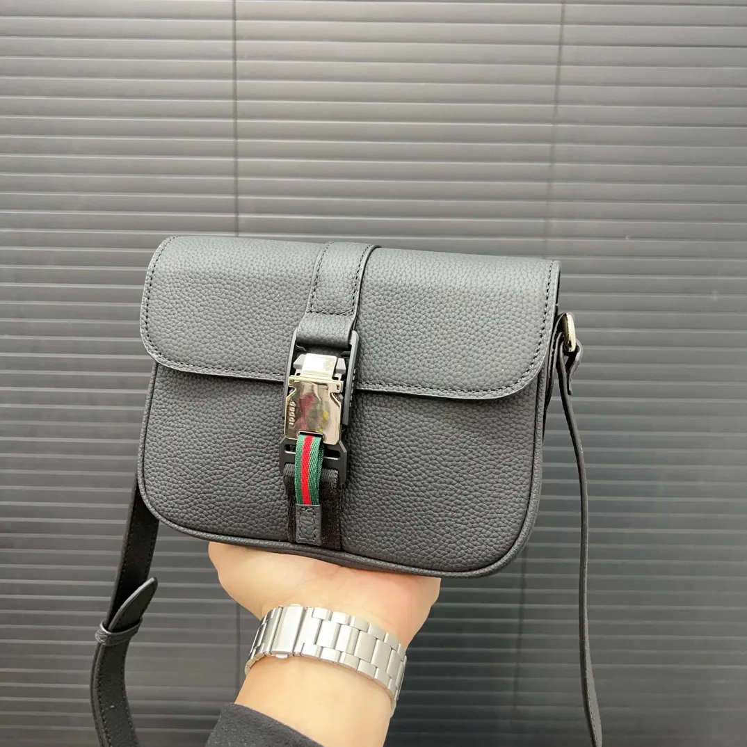 P175 Gucci 古奇 单肩包 男包 斜挎包 采用精湛镶嵌细工，经典百搭 实物拍摄 原厂原版面料 高端品质 配送防尘袋 21 x 17 cm。