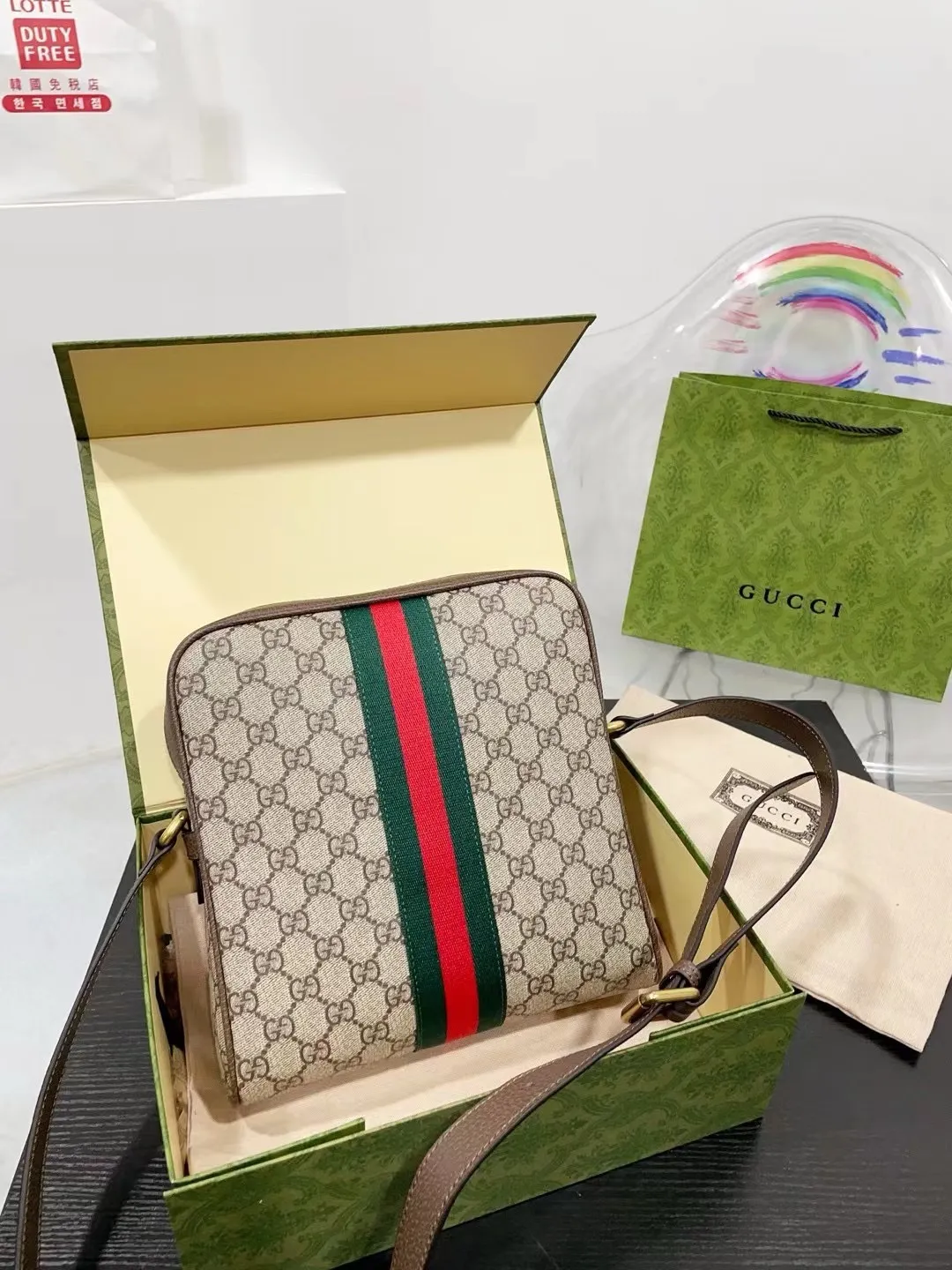 👑💰P150配礼盒🎁 GUCCI酷奇ophidia斜挎包. GG男包来咯～ 随着时间成长，老花也是经久耐看且永不过时的元素 这款包包造型小巧，依旧是复古的调性，方方正正的包型很好搭配衣服，可斜挎可作为手拿包，日常休闲和商务场合都可以驾驭，撞包率也很低，包身整体也很轻便，简约低调有质感尺寸：23*7*25cm