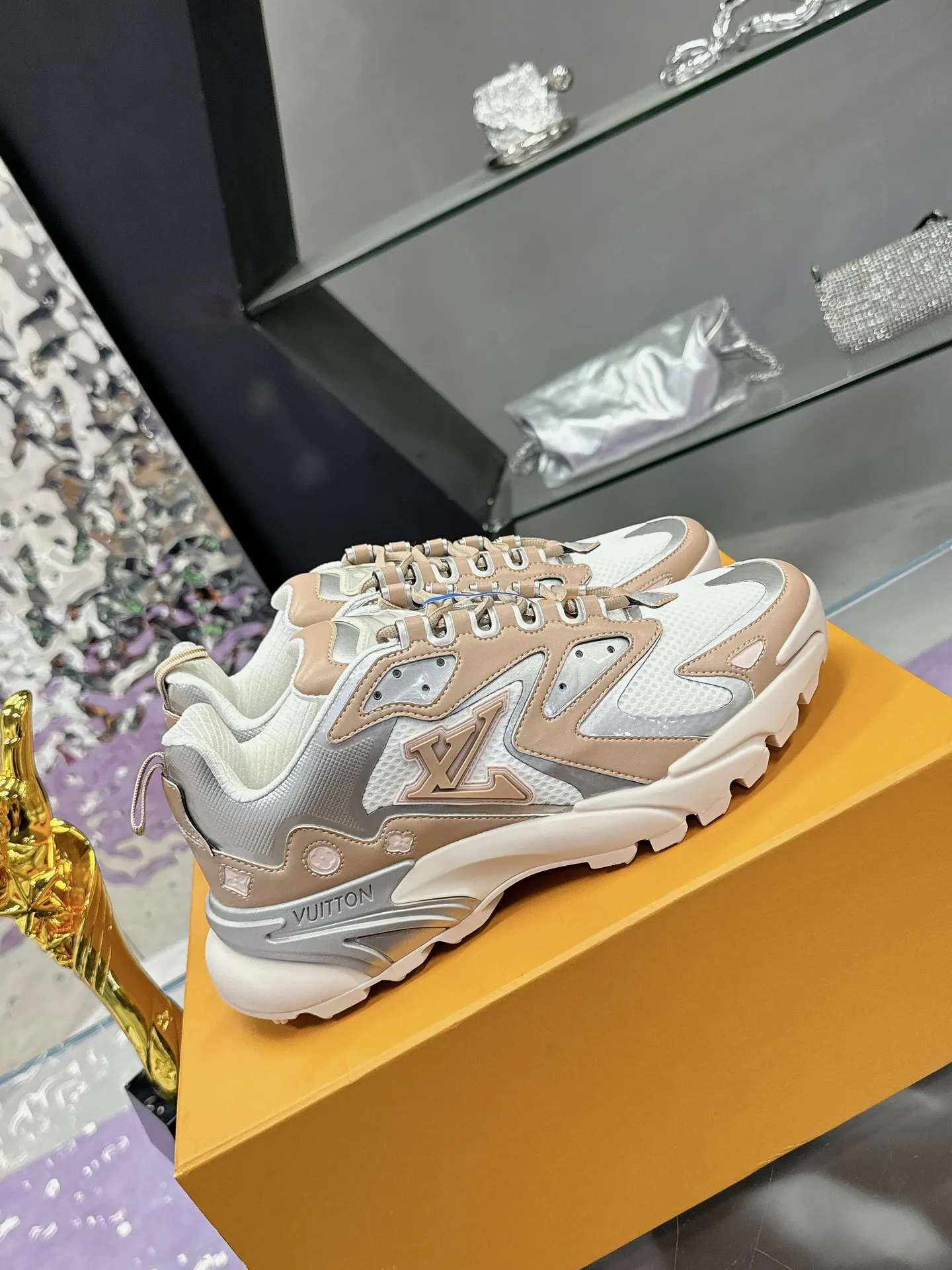 工厂价：380 （飞机盒➕10） Lv系列又加新颜色了 重磅回归 2025官方新颜色 渐变色系列颜色 增加中💓 春夏男装秀场推出 L* Runner Tatic 运动鞋：网格织物混合牛皮革，诠释跑鞋的设计精髓；反光 Monogram 花卉点缀侧面，舒适加衬鞋领、柔软科技内衬和轻盈橡胶外底完善整体。 Lv运动鞋 系列 专柜热卖中 Size 38-45 （46定制）