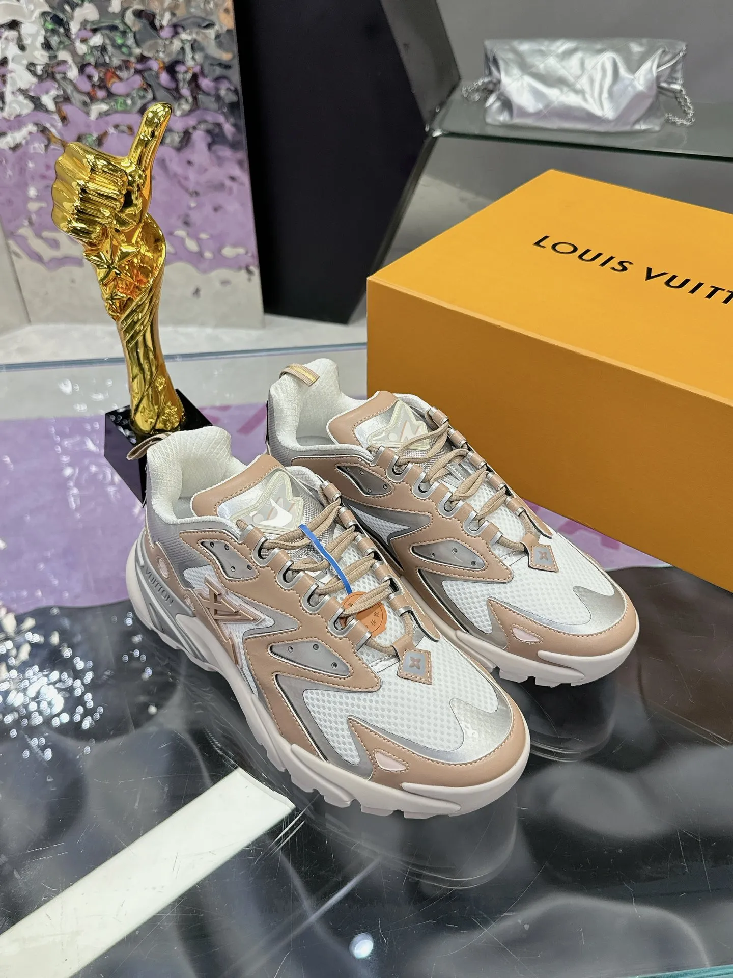 工厂价:380 (飞机盒➕10) Lv系列又加新颜色了 重磅回归 2025官方新颜色 渐变色系列颜色 增加中💓 春夏男装秀场推出 L* Runner Tatic 运动鞋:网格织物混合牛皮革,诠释跑鞋的设计精髓;反光 Monogram 花卉点缀侧面,舒适加衬鞋领、柔软科技内衬和轻盈橡胶外底完善整体。 Lv运动鞋 系列 专柜热卖中 Size 38-45 (46定制)