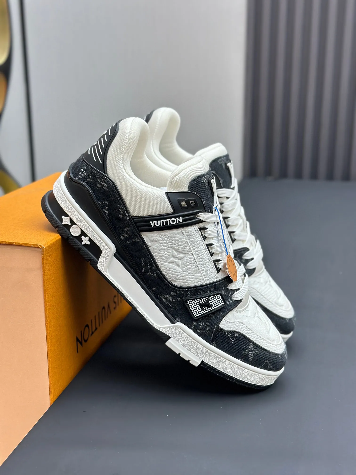 广版高版本P280 🔥🔥🔥芯片感应✅ 驴家LV Trainer 原版完美楦型 大厂出产 品控胜过市面百分之95 TPU大底材料。独家底磨 开发费2w+ 质感媲美原版 密集度超高 区别于同行色泽质感 意大利进口头层一刀切小牛皮 皮料厚实度韧性高于市面 原版垫脚聚米微料加透气英伦网布 都是按打造开发 不偷半点料 不掺半点假 细节原版一致✅可对比 全包套原版包装配件 目前市面一梯队级别 ⚠️市场太杂请注意混卖版本 可区别材料 版型 质感 包装配件 一切肉眼可见的细节。 女码：35-40，男码：38-45（38.45-47定做）