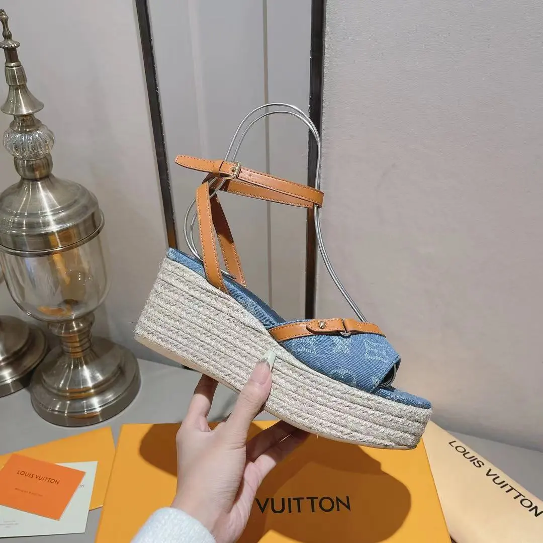 p240 2024🔥🔥🔥 LV坡跟麻绳编辑凉鞋。面料牛皮加牛仔布，内里垫脚羊皮 ，坡跟高约 13 厘米，带 3.5 厘米防水台 🎉🎉🎉码数35/42