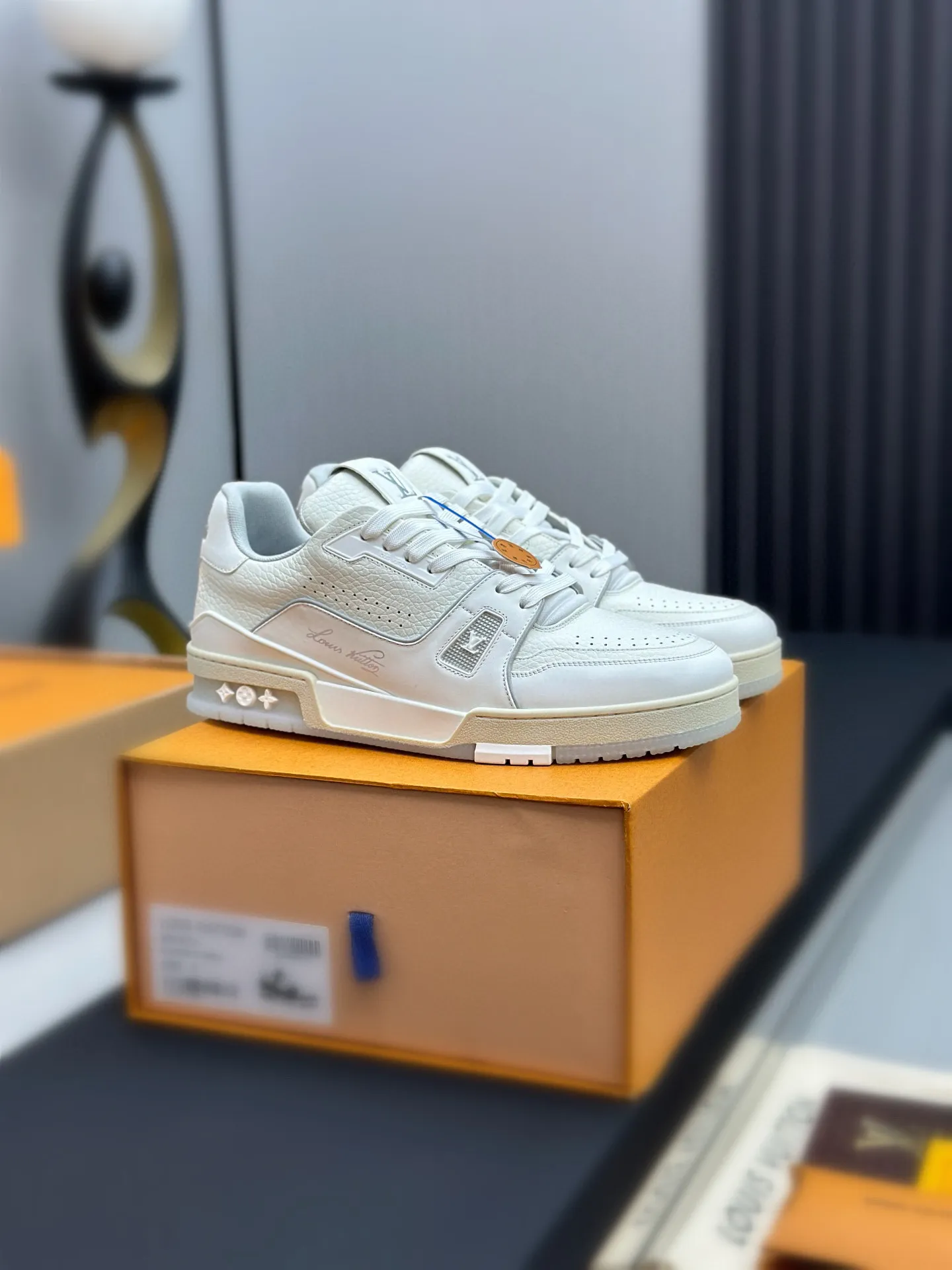 p280 情侣款👫原版开发 品质出货 欢迎对比 ✅LV系列 LV Trainer Maxi将成衣系列的宽松廓形引入VirgilAbloh笔下的LVTrainer设计，春夏秀场瞩目亮相。牛皮革鞋面结合粗犷织物鞋带，以缤纷串珠点明品牌经典。LV字母标注鞋舌，Monogram花卉栖身外底。 混合材质 采用头层牛皮制成，进口定制专用印花牛仔布包裹，粗鞋带系带设计，侧面带 Monogram 大印花， 鞋舌及后跟&rdquo;lv 54&ldquo;徽章点缀，橡胶外底饰有 Monogram 花卉， 网布内里棉垫脚，舒适性一如既往的达到极致，精品传承，品质至上，值得拥有！ 码数：女款35-39（定制40 41） 男款39-44（39.45定做不退换） ♡全套包装搭配原版礼盒