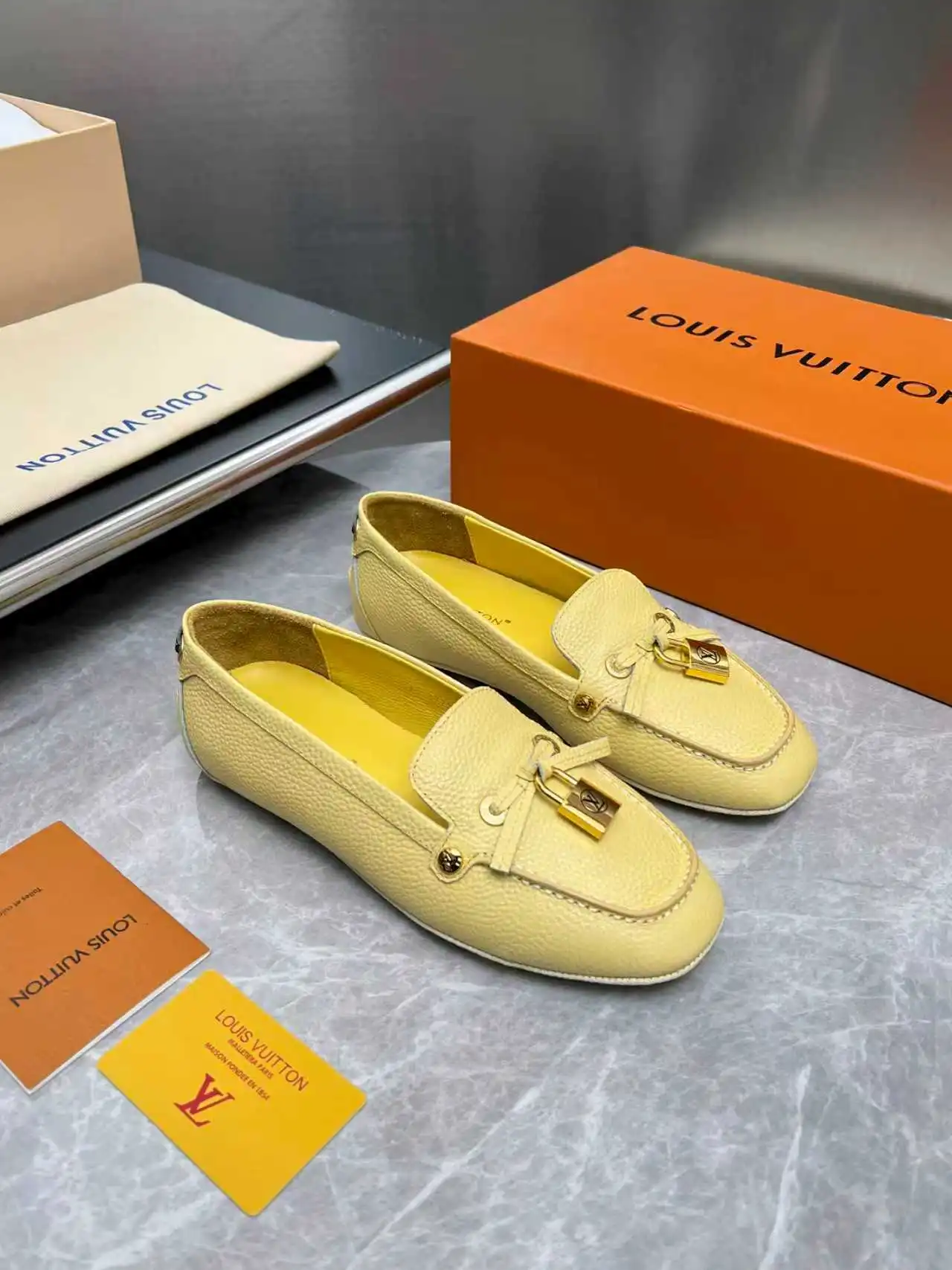 p270 🇫🇷 𝙇𝙤𝙪𝙞𝙨 𝙑𝙪𝙞𝙩𝙩𝙤𝙣 🇫🇷路易威登𝓛𝓿 𝓣𝓻𝓪𝓲𝓷𝓮𝓻新款 【Arizona豆豆鞋系列】 其手工漆绘染边及手工缝制鞋面充分展现了路易威登的传统制鞋工艺。这款便鞋十分轻便,鞋舌与鞋帮一体式构造令其尤其舒适灵活,☑️☑️☑️同时柔软外底配有橡胶衬垫。饰有相搭配的饰带。 鞋面:头层牛皮,内里牛皮 Size:35-42