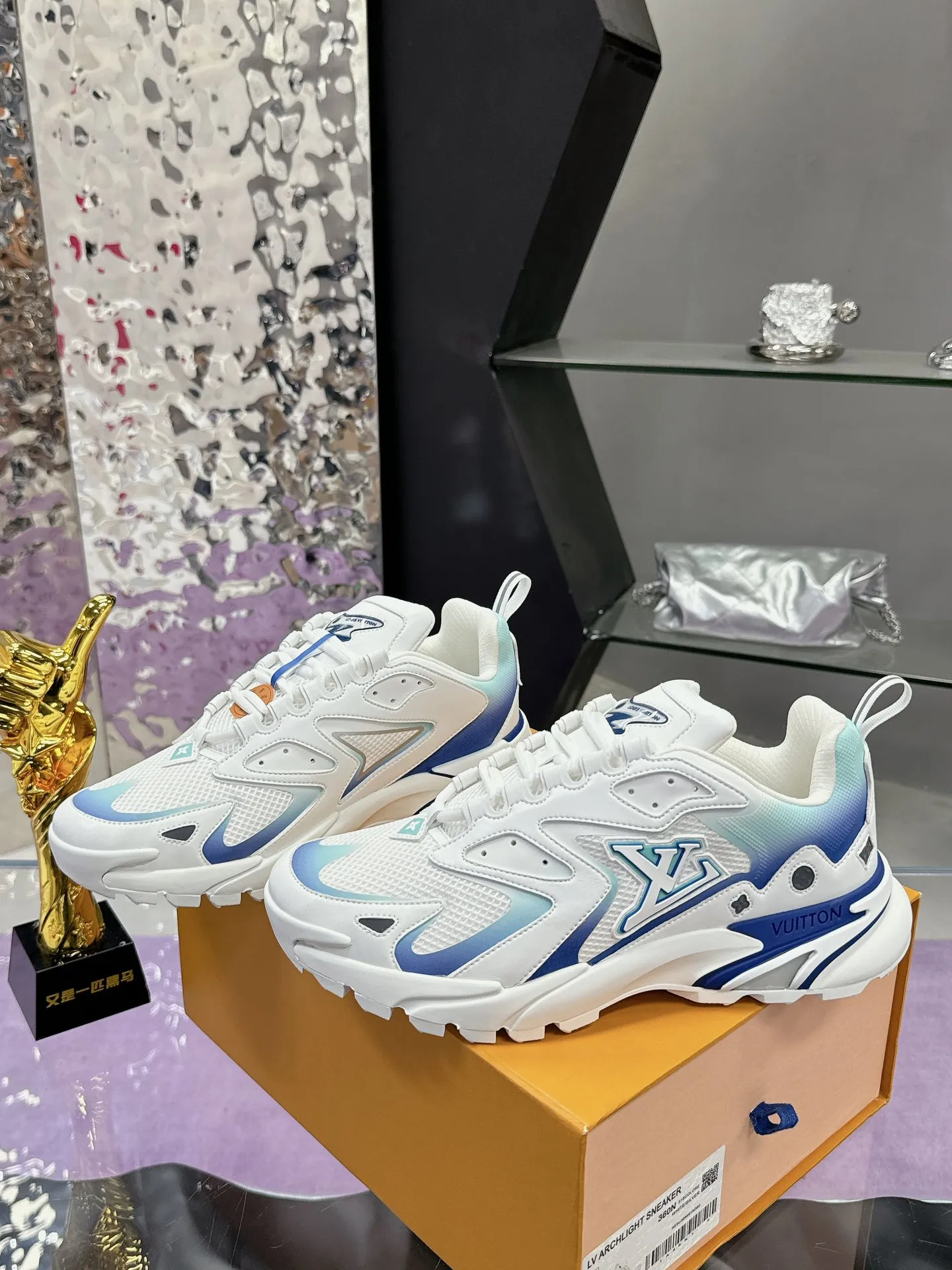 工厂价：380 （飞机盒➕10） Lv系列又加新颜色了 重磅回归 2025官方新颜色 渐变色系列颜色 增加中💓 春夏男装秀场推出 L* Runner Tatic 运动鞋：网格织物混合牛皮革，诠释跑鞋的设计精髓；反光 Monogram 花卉点缀侧面，舒适加衬鞋领、柔软科技内衬和轻盈橡胶外底完善整体。 Lv运动鞋 系列 专柜热卖中 Size 38-45 （46定制）