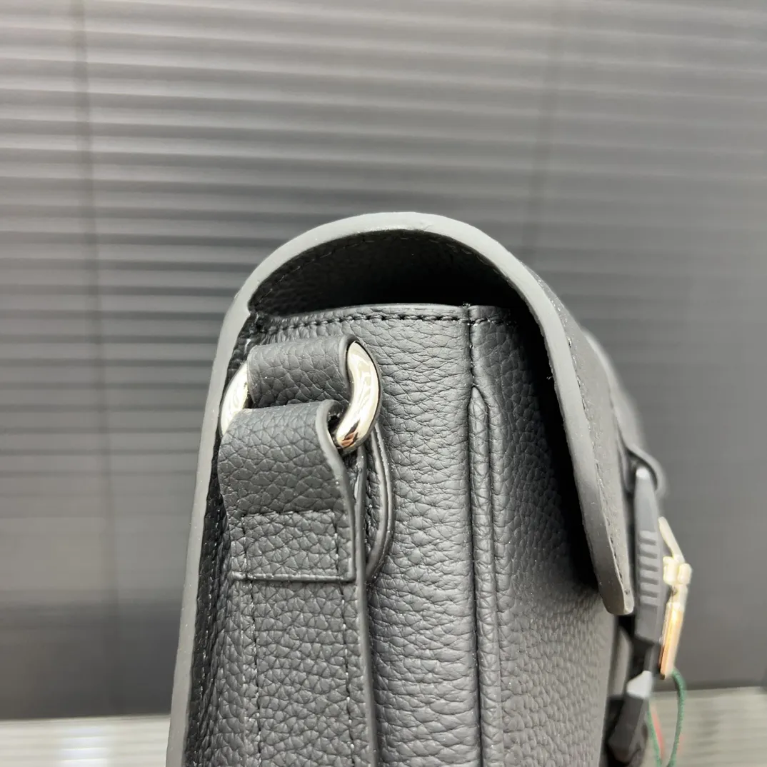 P175 Gucci 古奇 单肩包 男包 斜挎包 采用精湛镶嵌细工，经典百搭 实物拍摄 原厂原版面料 高端品质 配送防尘袋 21 x 17 cm。